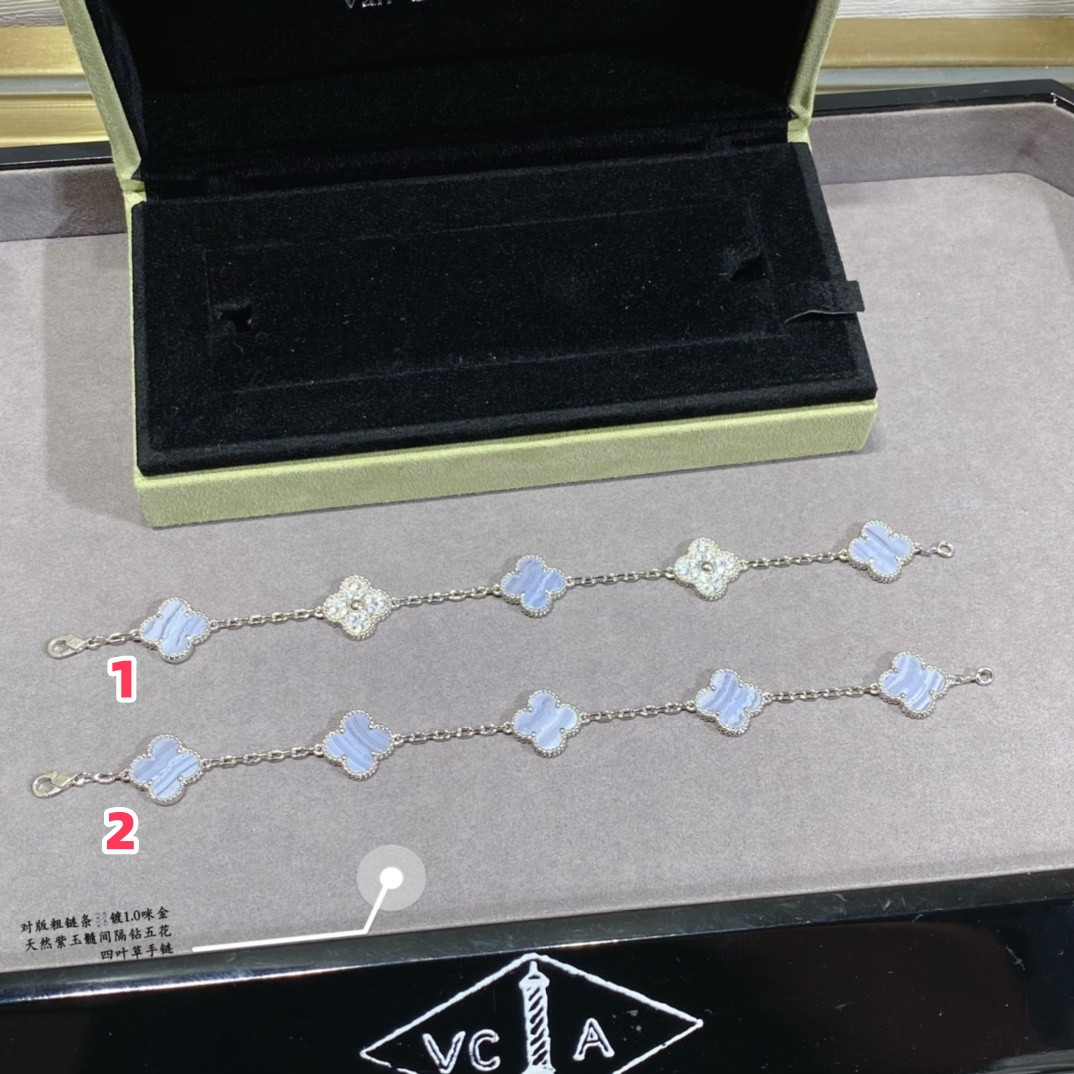 V*n Cl**f & Arpels Natural purple chalcedony interval D1am0nd five-flower four-leaf clover Bracelet