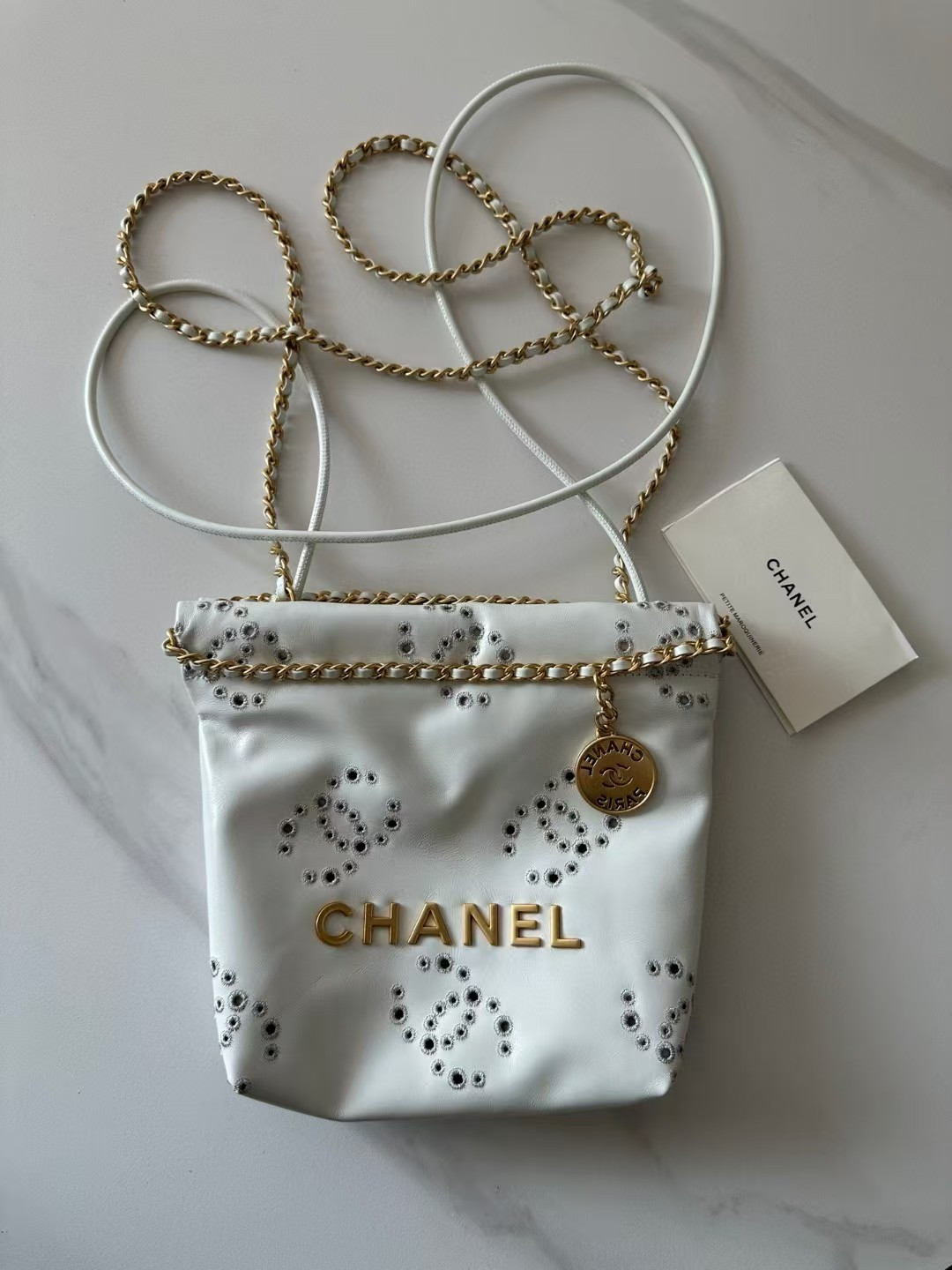 Ch**el 22 MINI HANDBAG Shiny Calfskin 20 × 19 × 6 cm