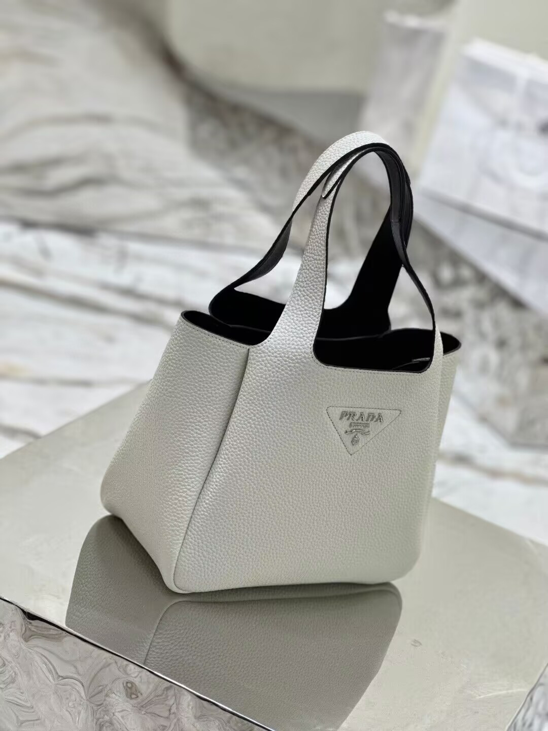 Pra*a Medium Leather Tote 25x21.5x14cm