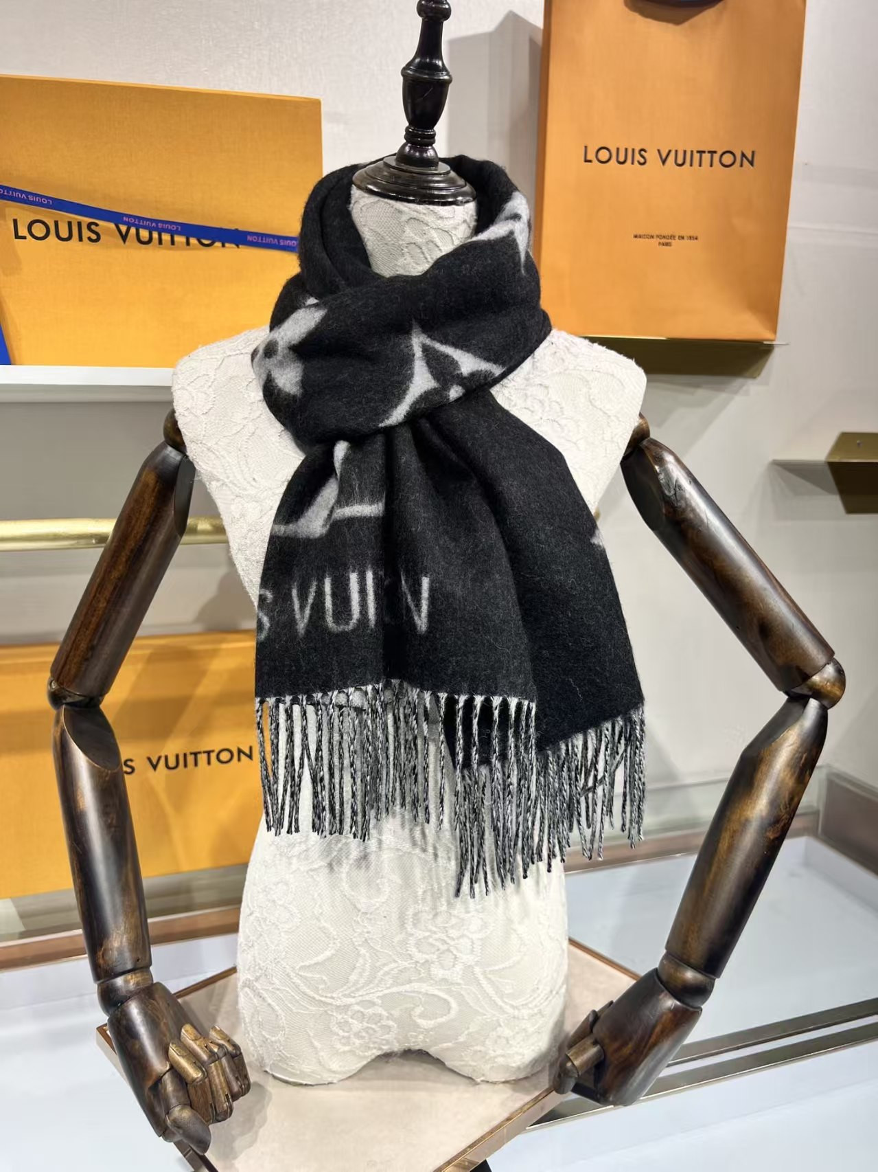 l0vis Vvtt0n reykjavik scarf