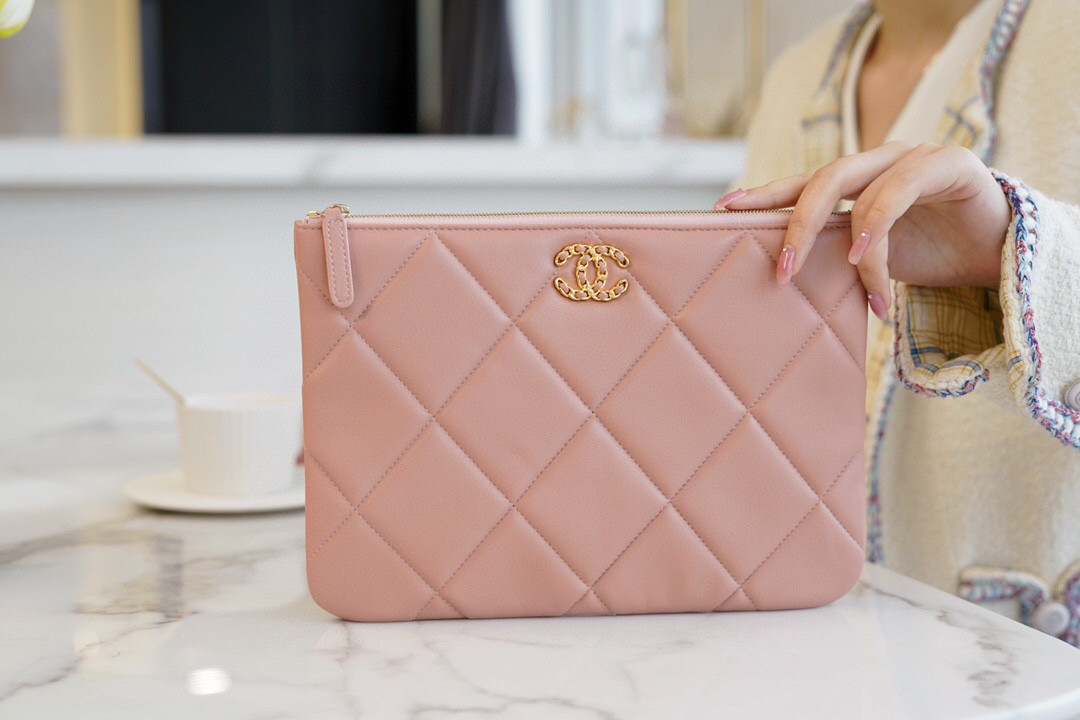 Ch**el 19 pouch