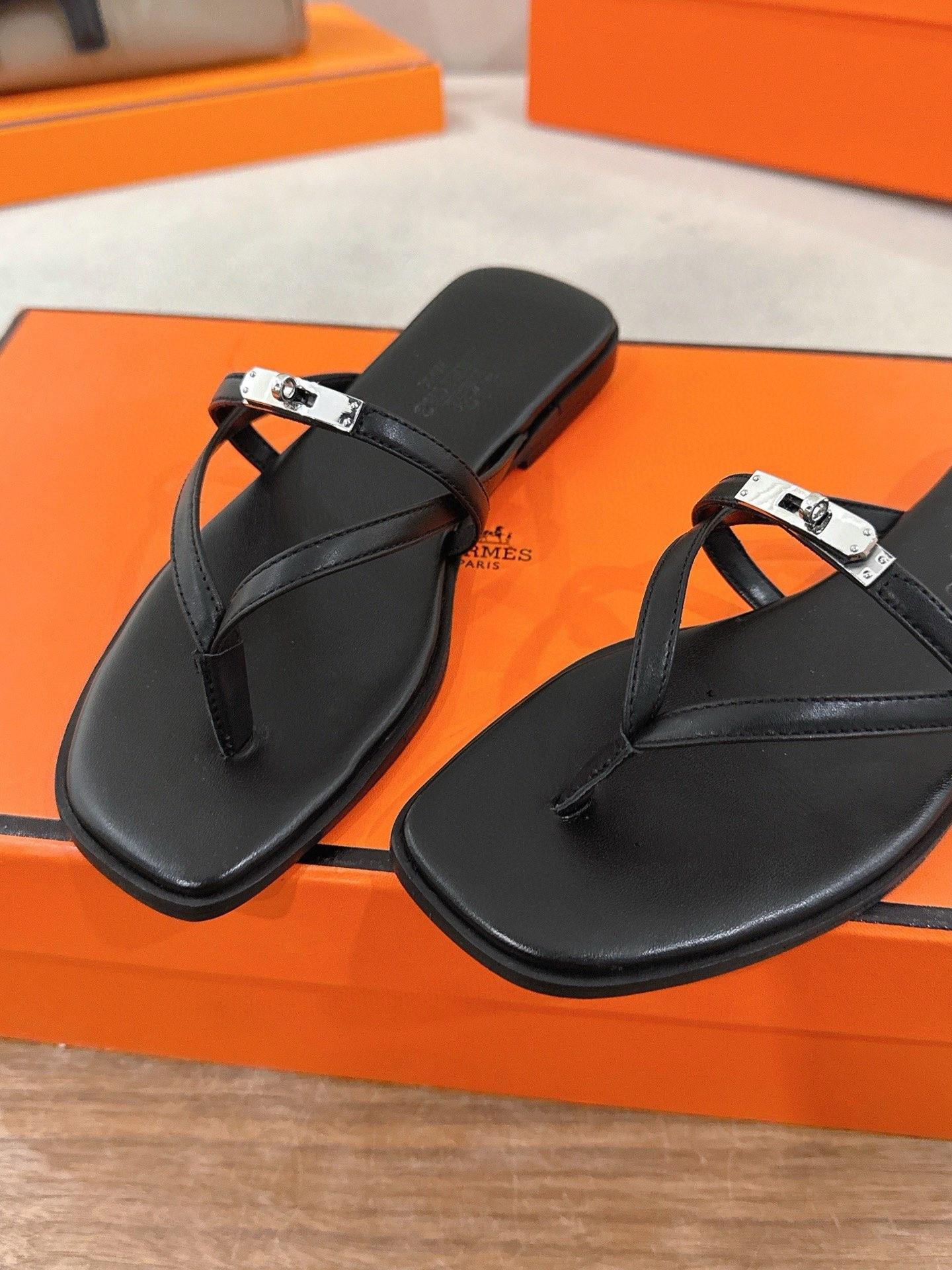 ua H**me5 miss sandals