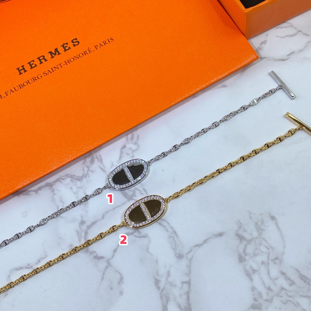 H**me5 Round  H Pendant Bracelet