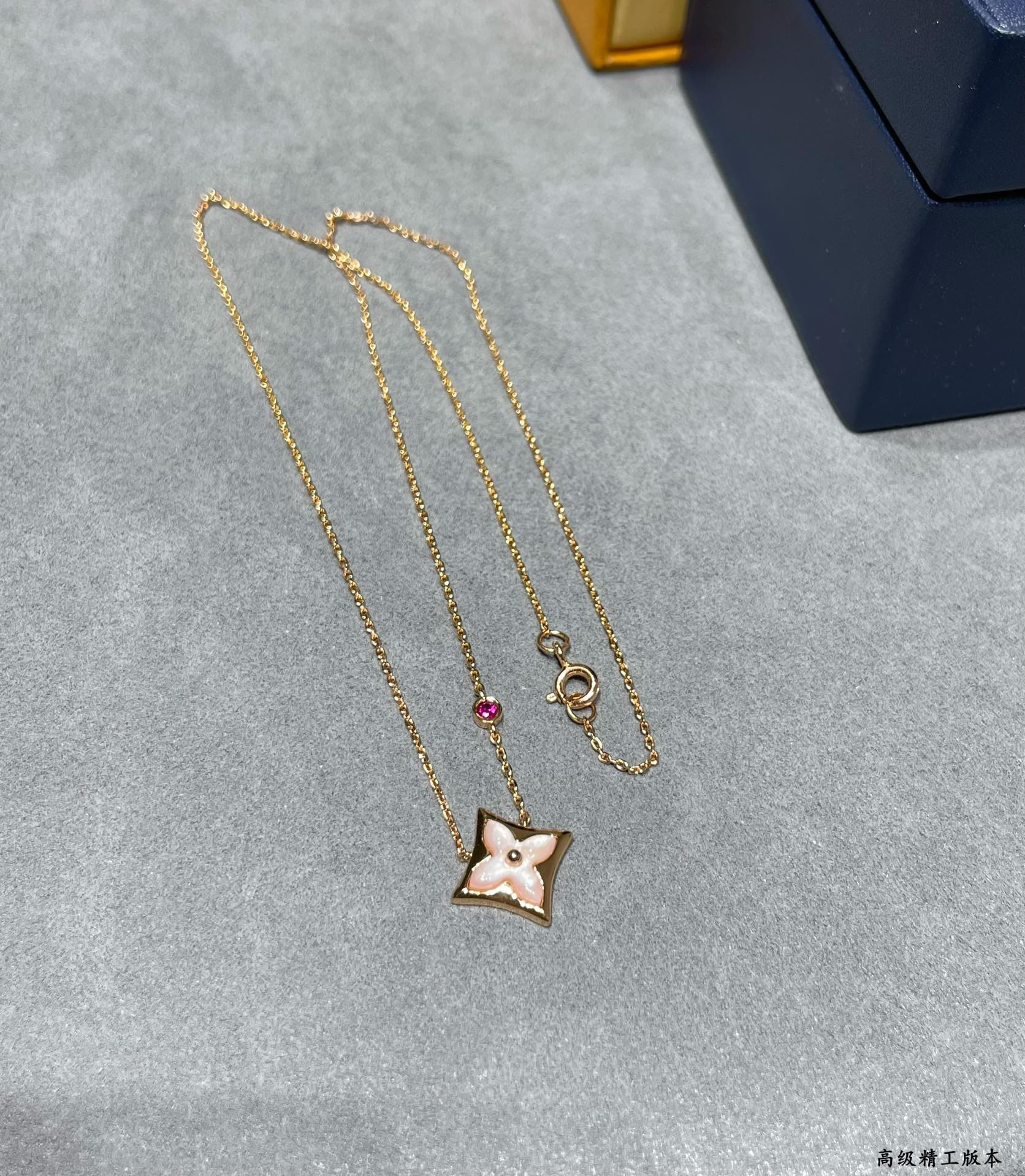 L0vis Vvtt0n Square Pink D1am0nd pink shell Necklace