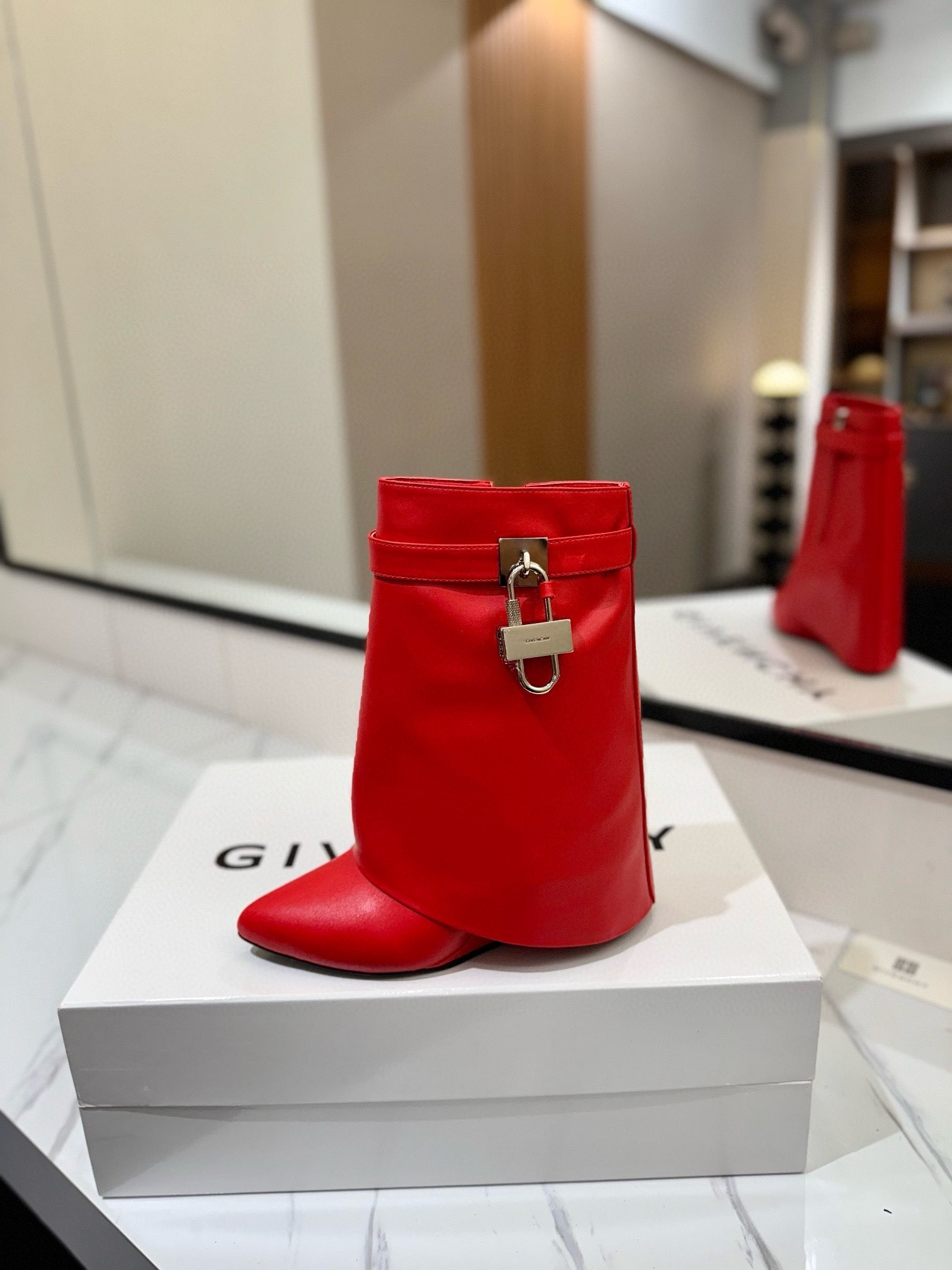 ua G1uenchy boots