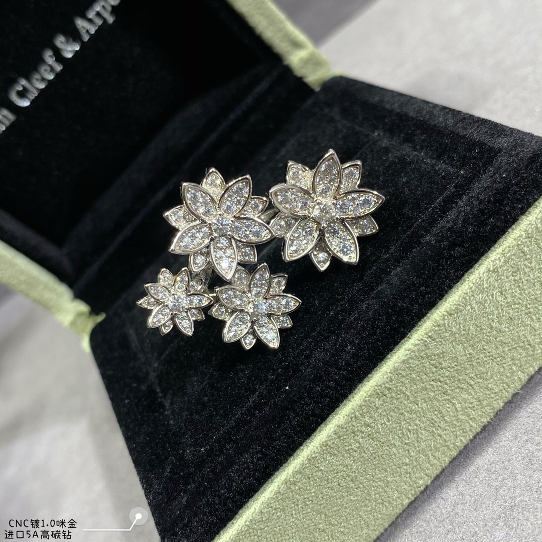 V*n Cl**f & Arpels lotus Ring