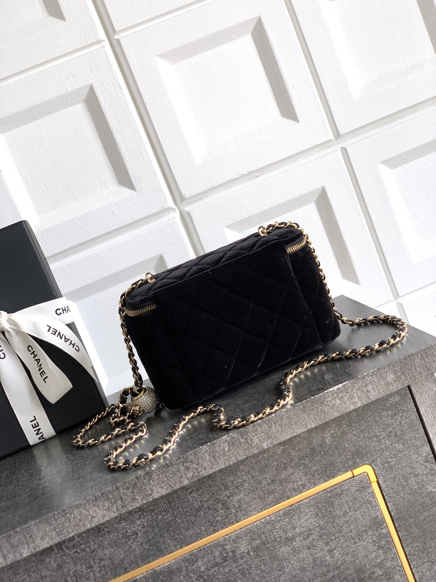 Ch**el vanity with chain 9.5x17x8cm