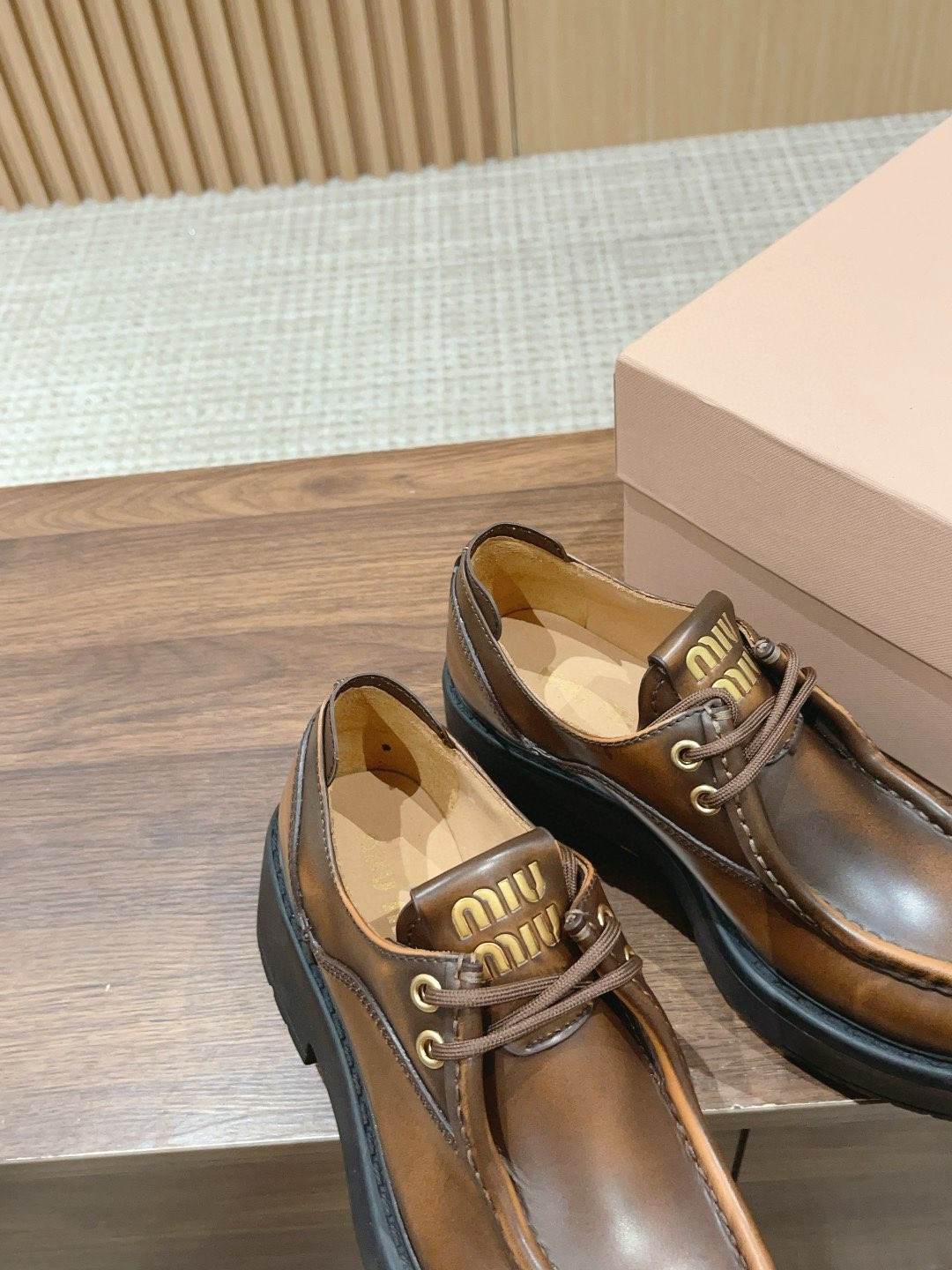 ua M1v M1v laced fumé leather loafers