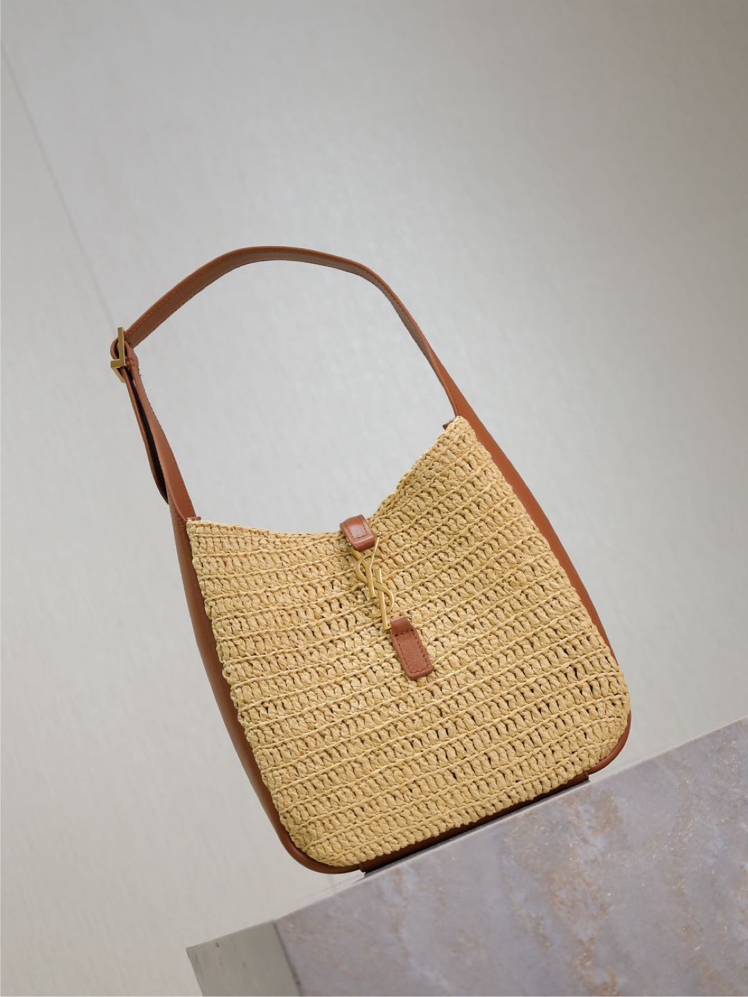 Y51 LE 5 À 7 S*pple Small in Raffia and leather 22 X 22 X 7-9 CM