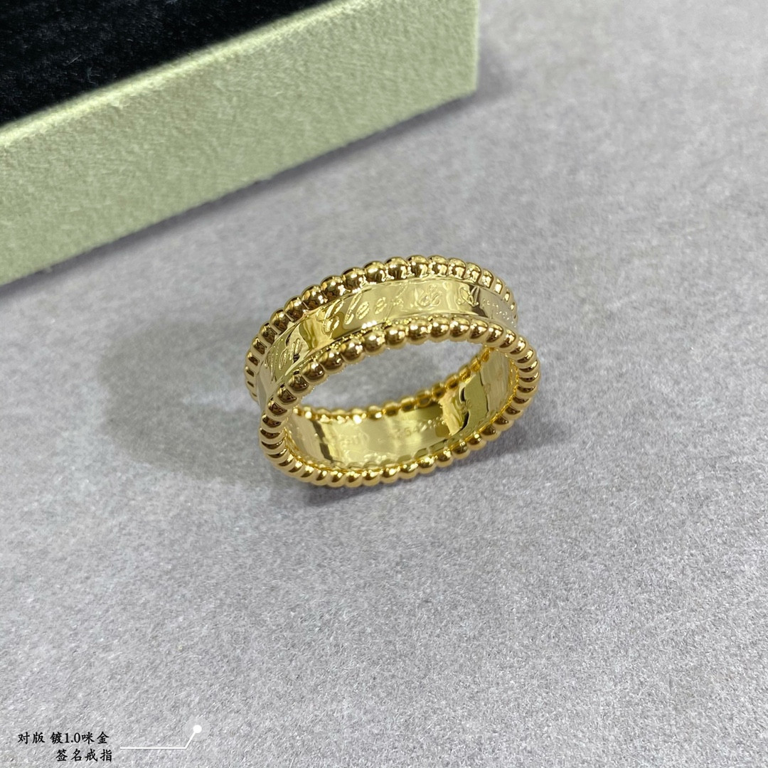 V*n Cl**f & Arpels sign Ring