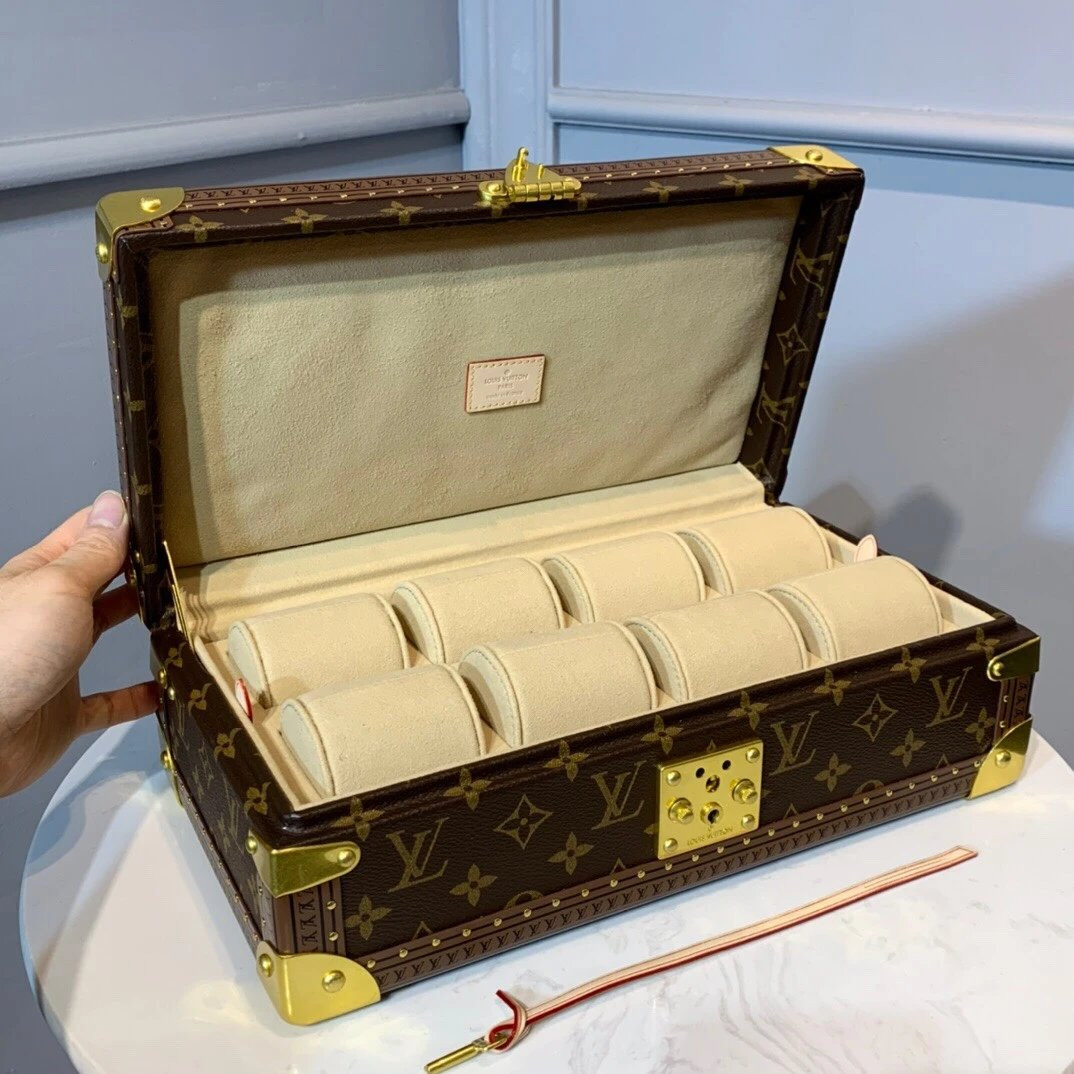 LV 8 WATCH CASE M47641