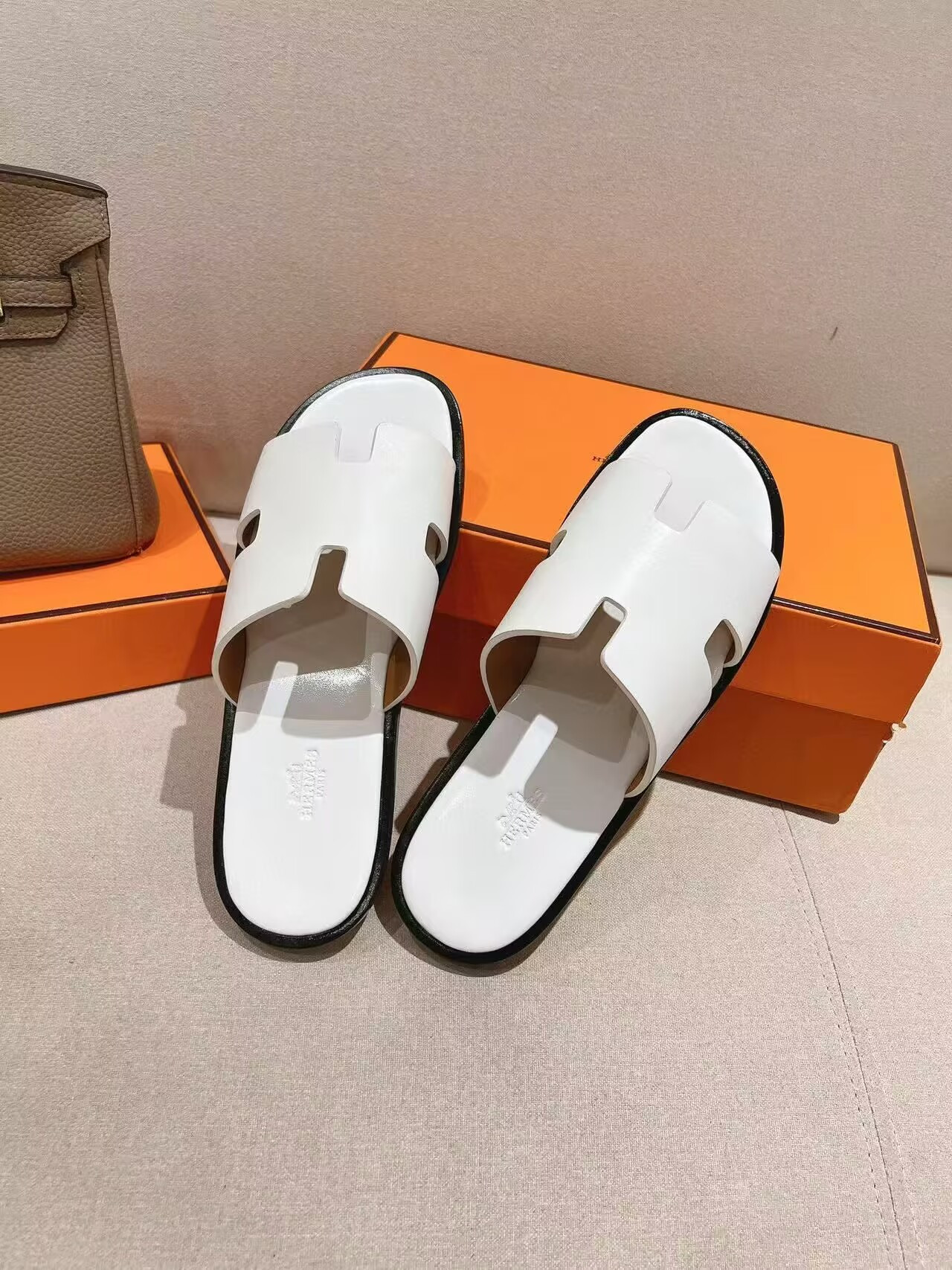 UA H**me5 Izmir sandal
