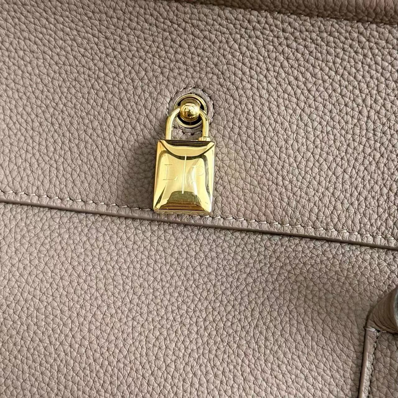 L0r0 P1ana loom bag l32 grained calfskin 33 x 23 x 18 cm