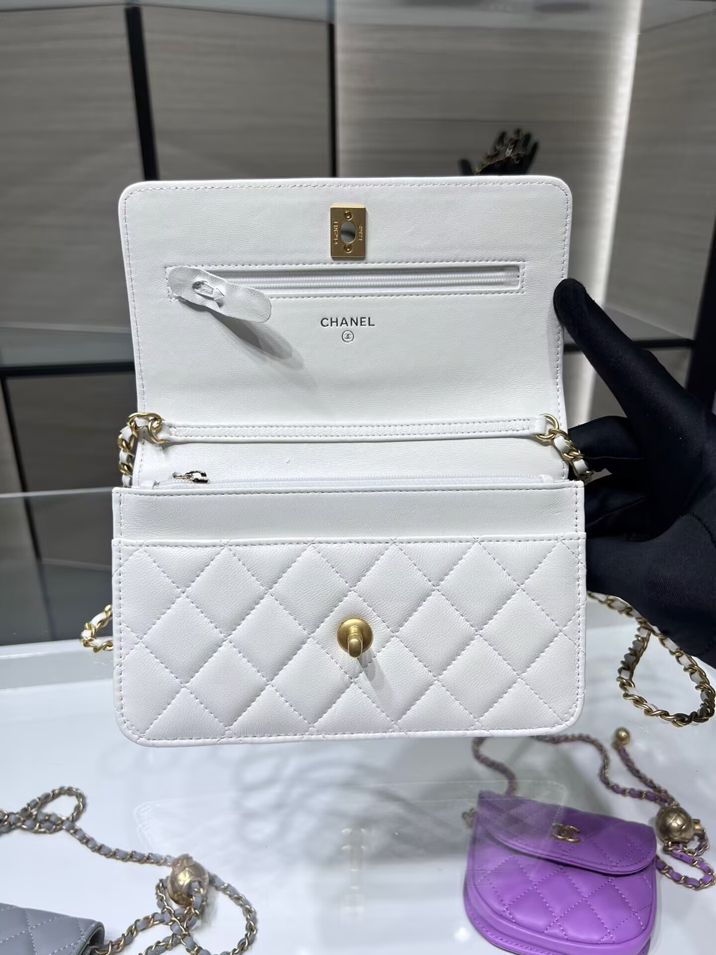 Ch**el CLASSIC WALLET ON CHAIN 4.8 × 7.5 × 1.4 in
