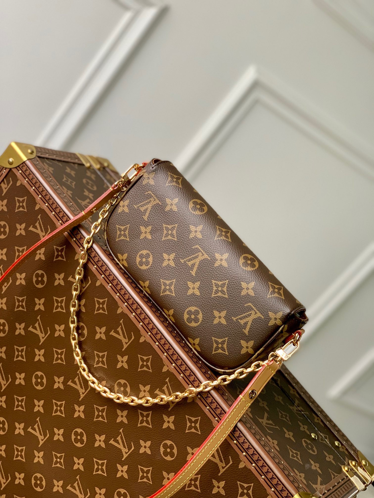 L0vis Vvtt0n Wallet on Chain Ivy M81911