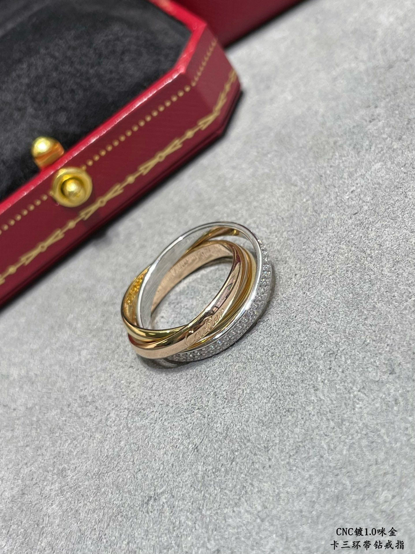 Ca*t1er three-band D1am0nd ring