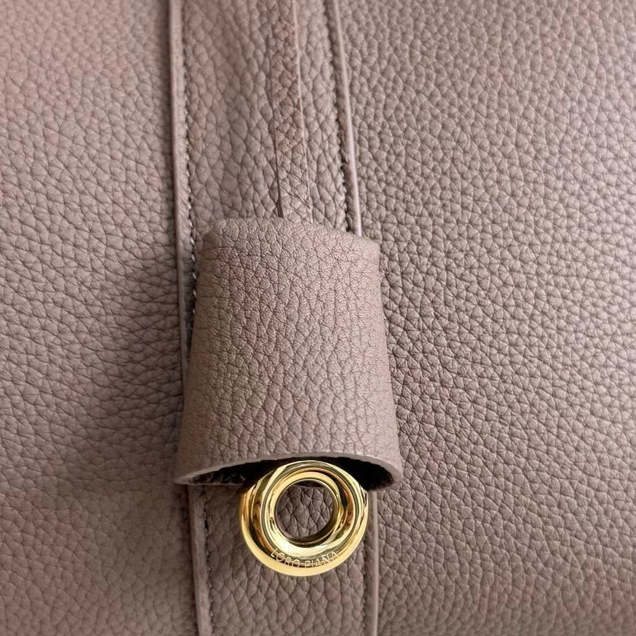 L0r0 P1ana loom bag l32 grained calfskin 33 x 23 x 18 cm
