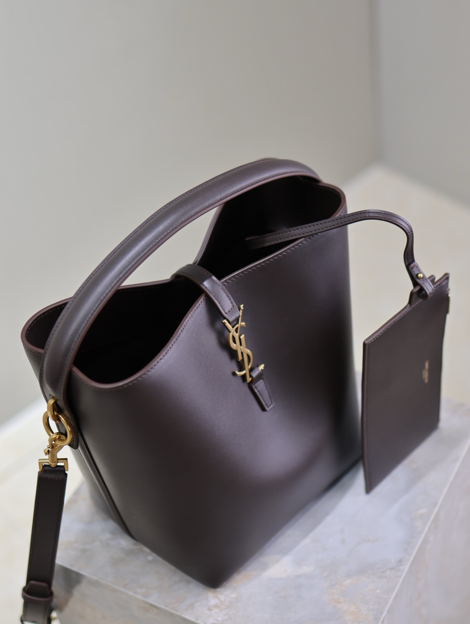 Y51 LE 37 In Shiny Leather 26x20x12cm