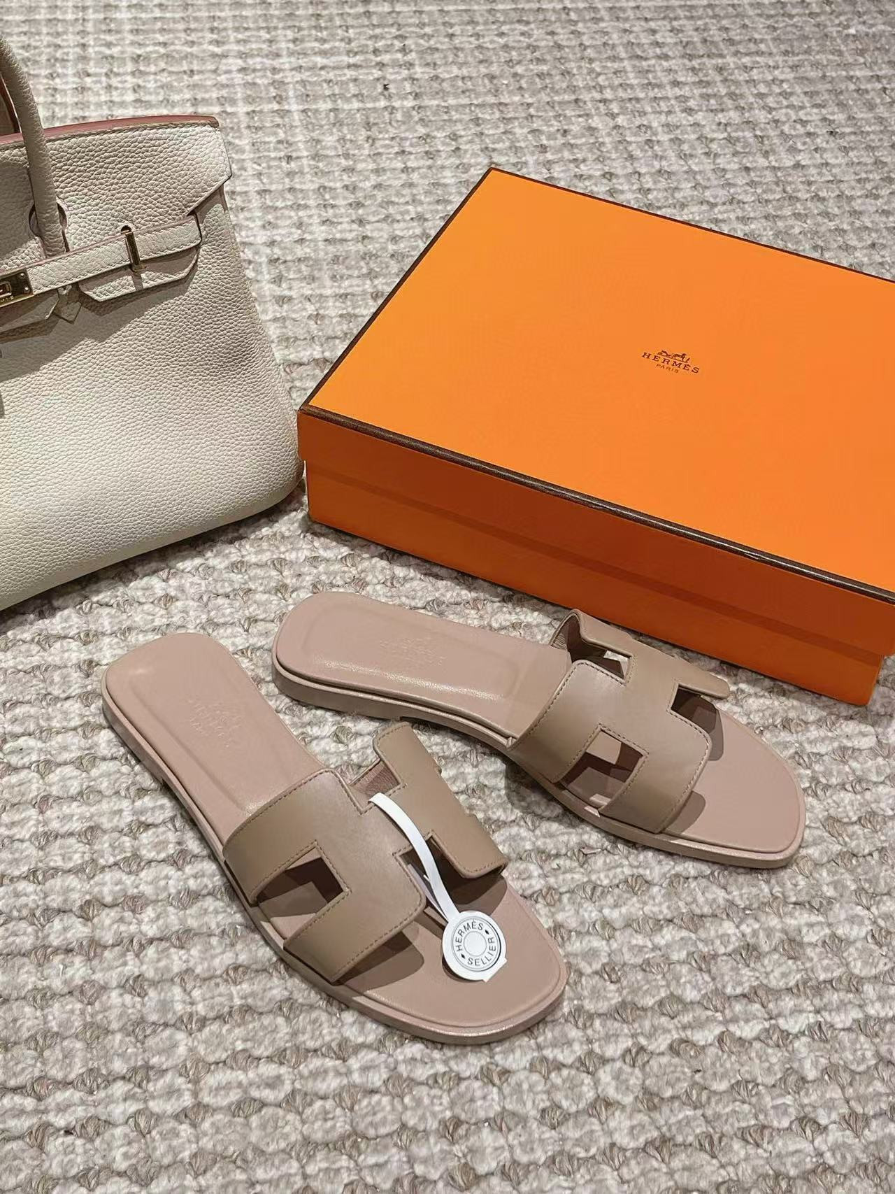 UA H**me5 Oran sandal