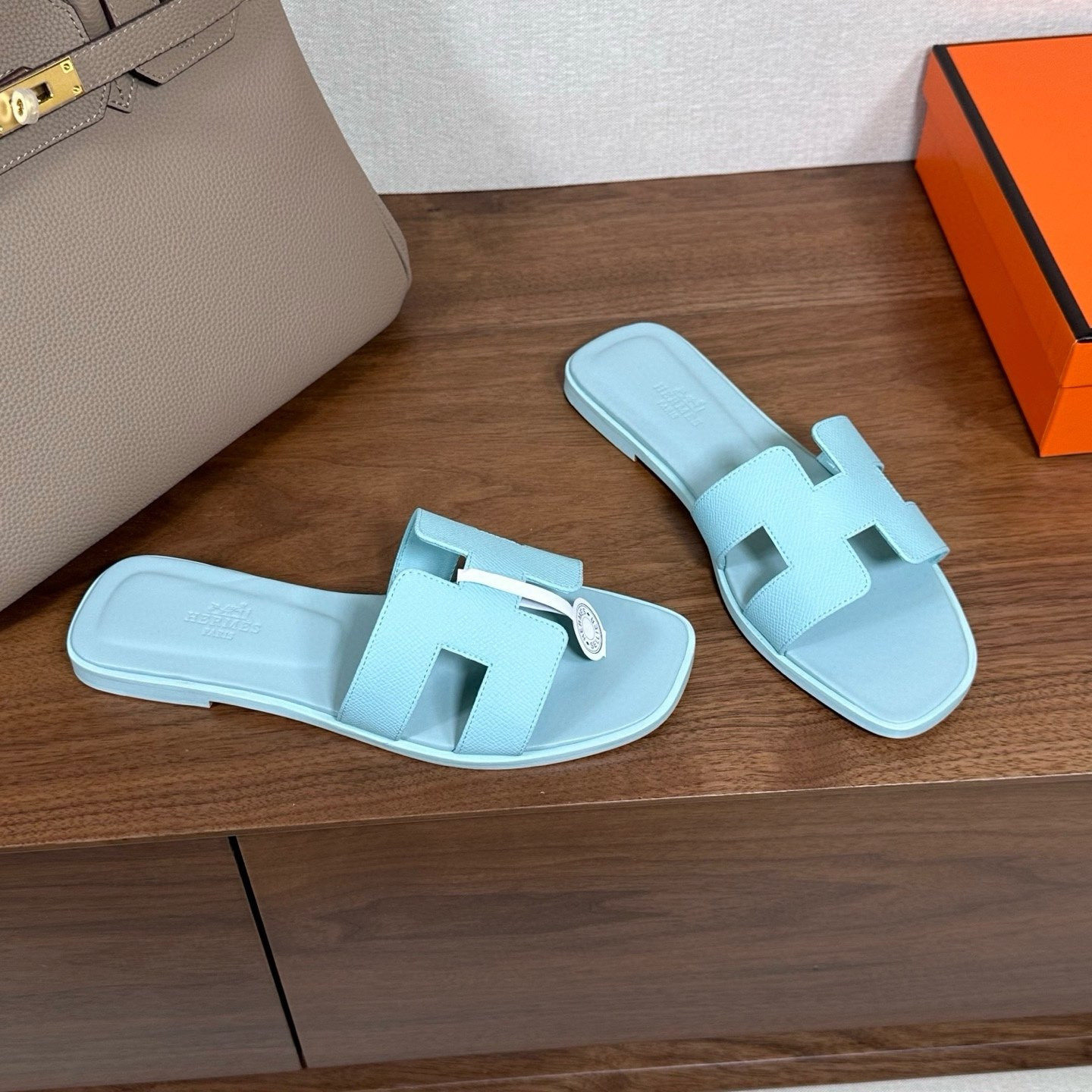 UA H**me5 Oran sandal