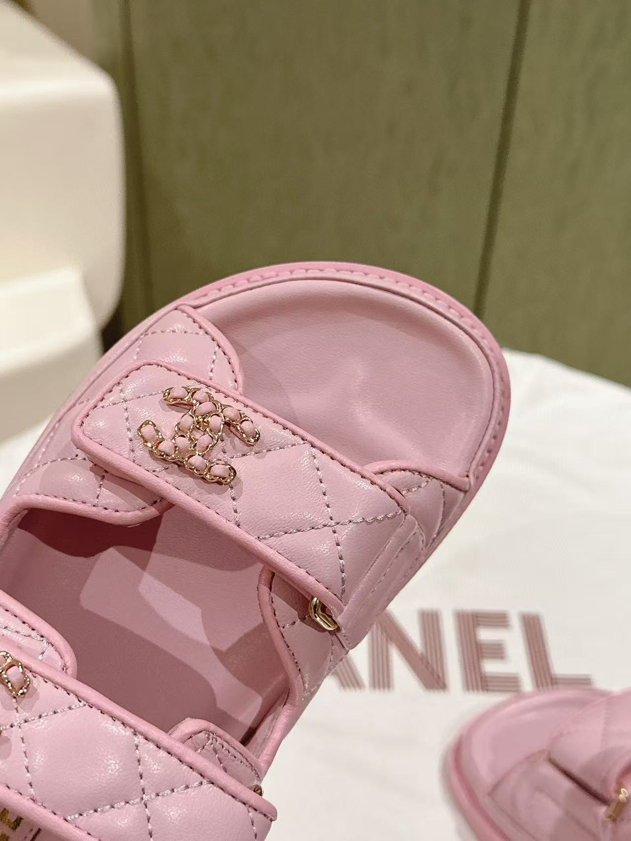 UA Ch**el SLIDES