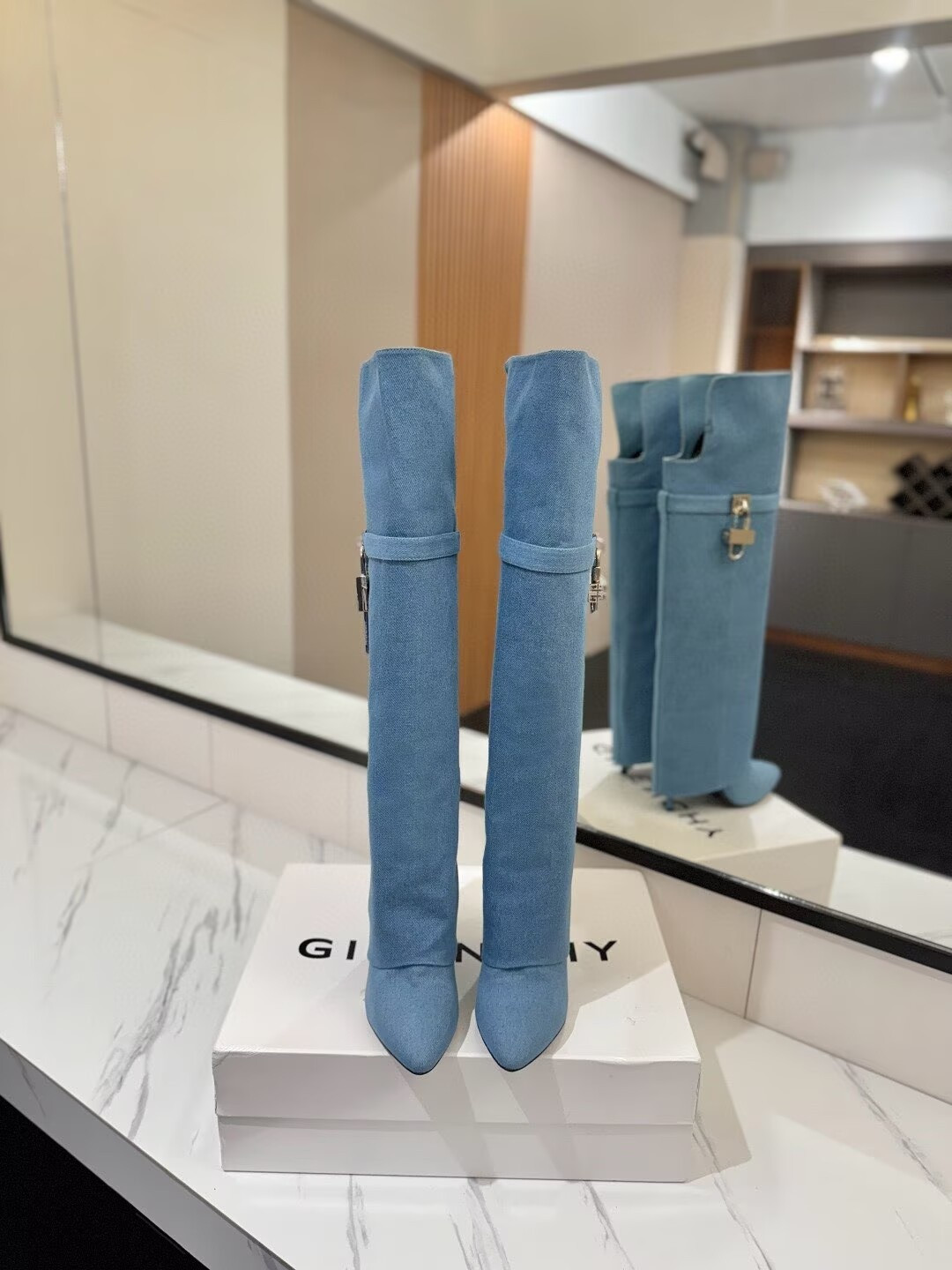 ua G1uenchy shark lock boots