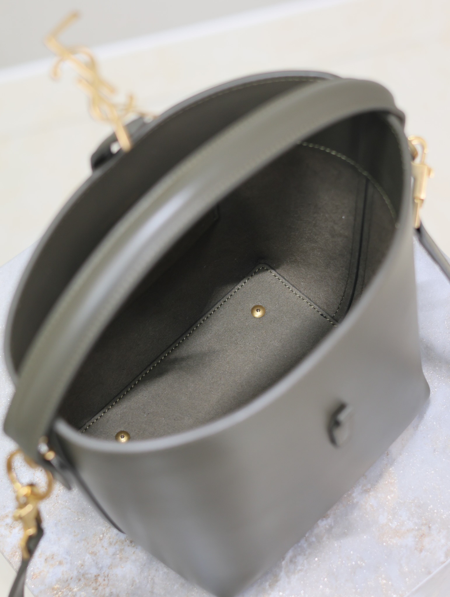 Y51 LE 37 In Shiny Leather 17x20x13cm