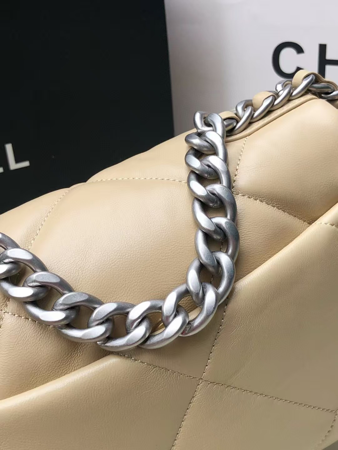 Ch**el 19 HANDBAG Shiny Leather, Gold-Tone, Silver-Tone & Ruthenium-Finish Metal Beige 26x16x9cm