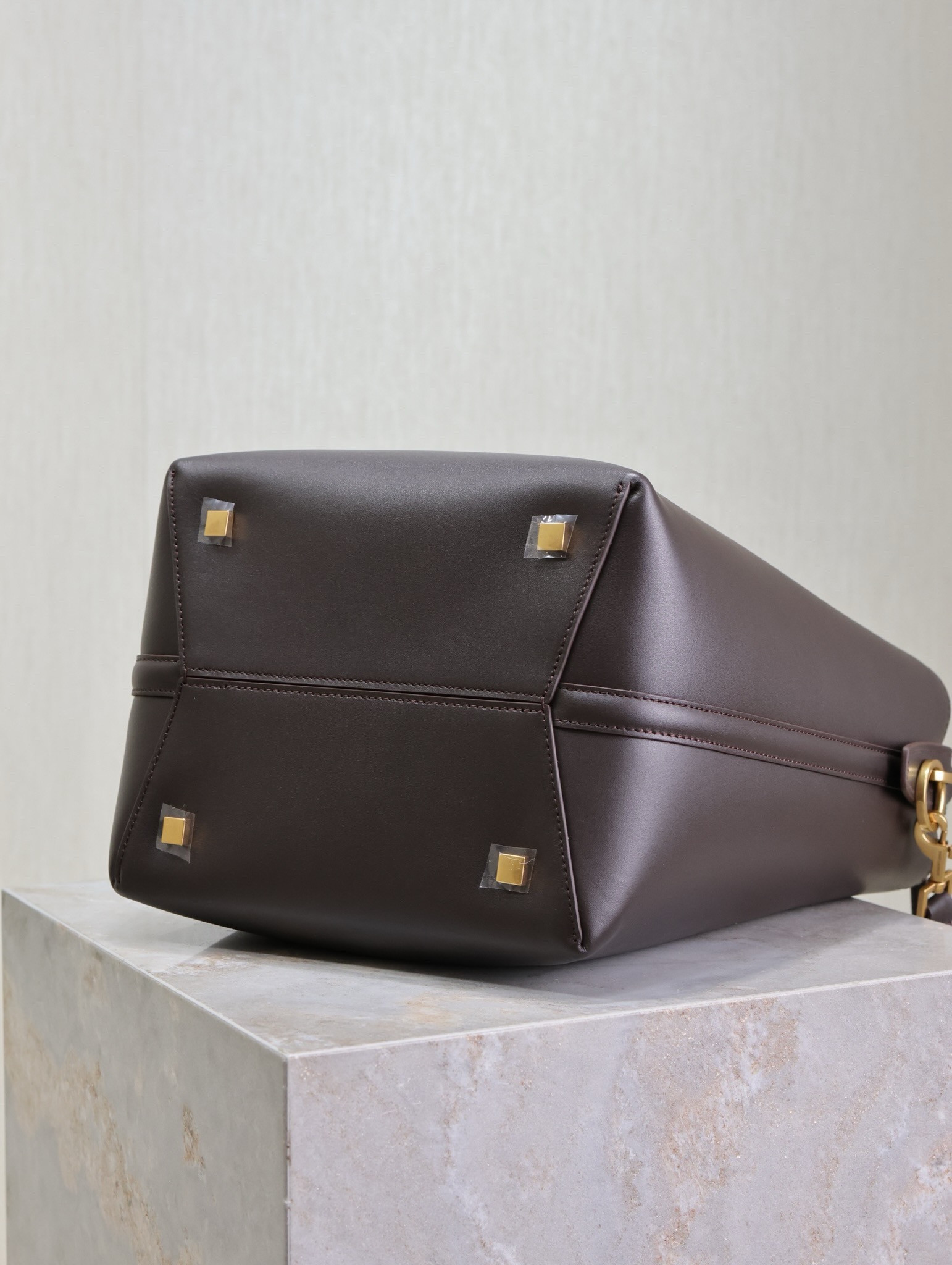 Y51 LE 37 In Shiny Leather 26x20x12cm