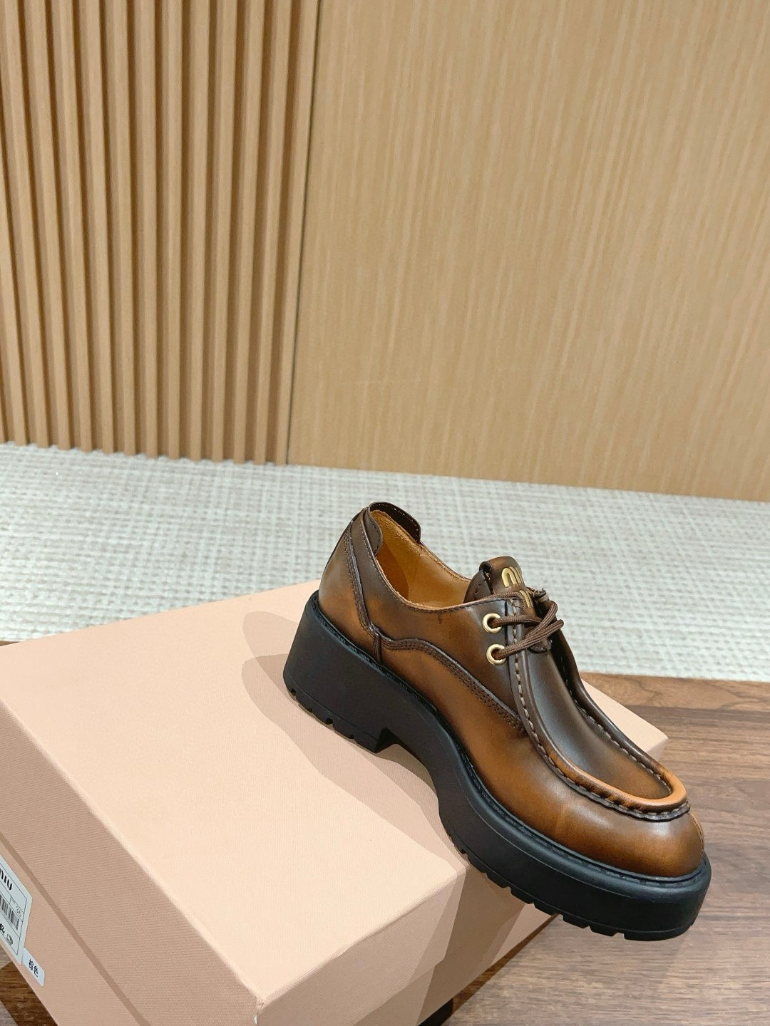ua M1v M1v laced fumé leather loafers