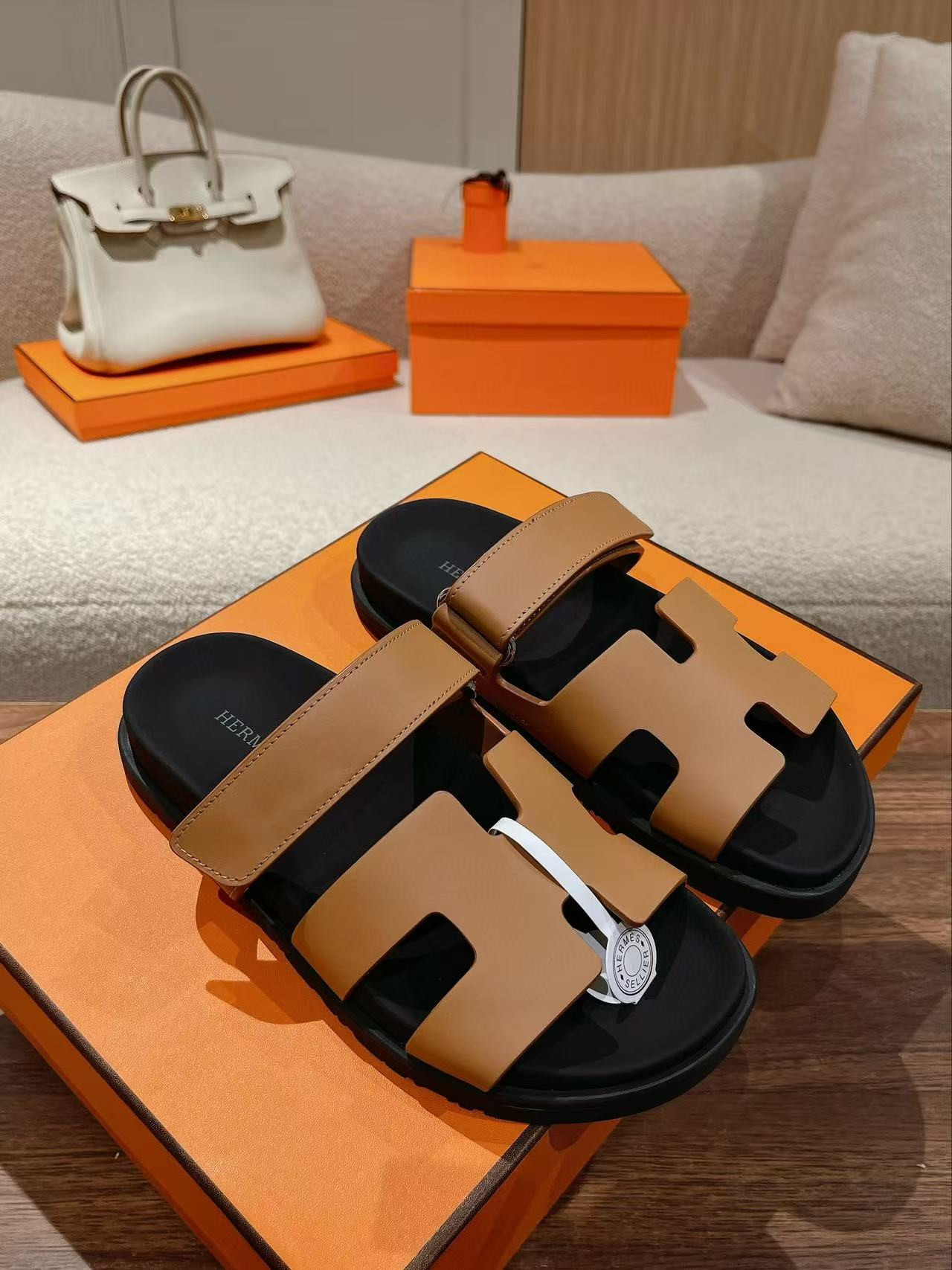 UA H**me5 Chypre Sandal