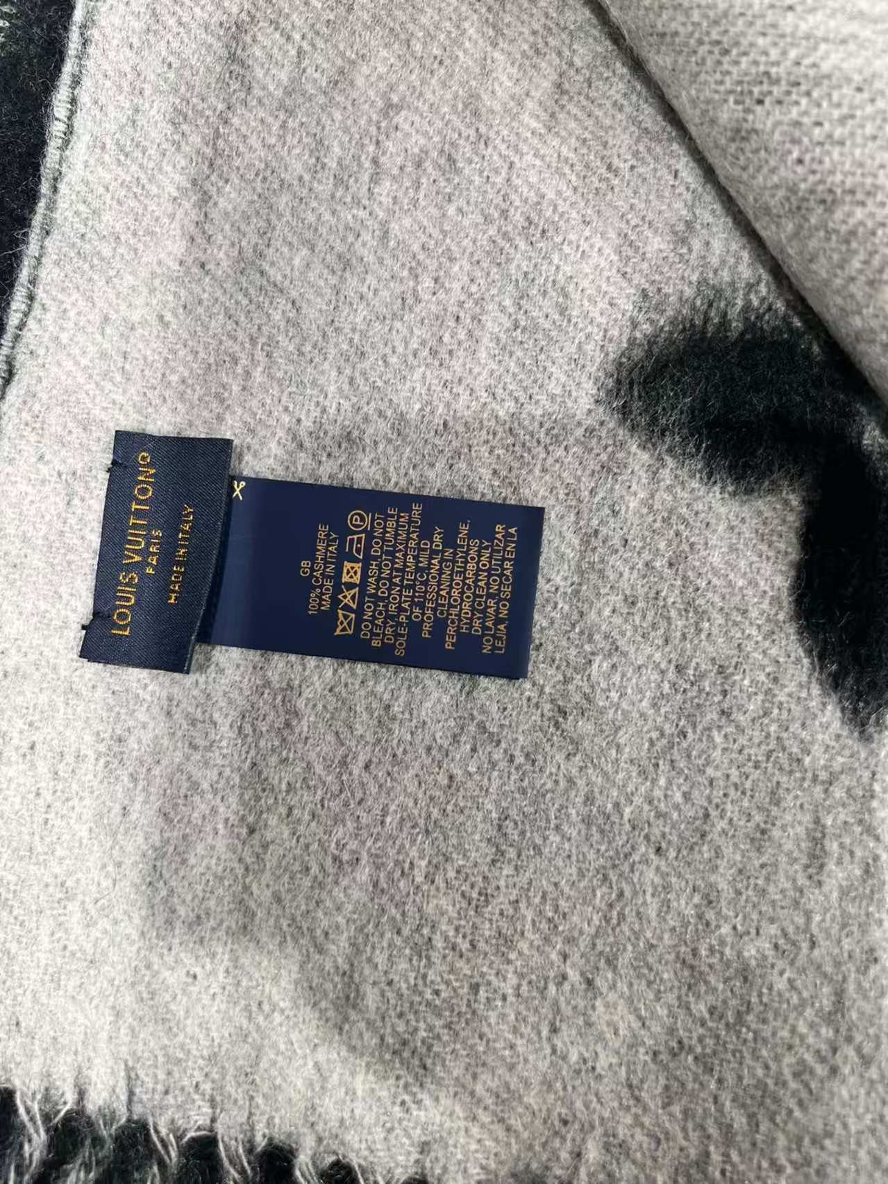 l0vis Vvtt0n reykjavik scarf