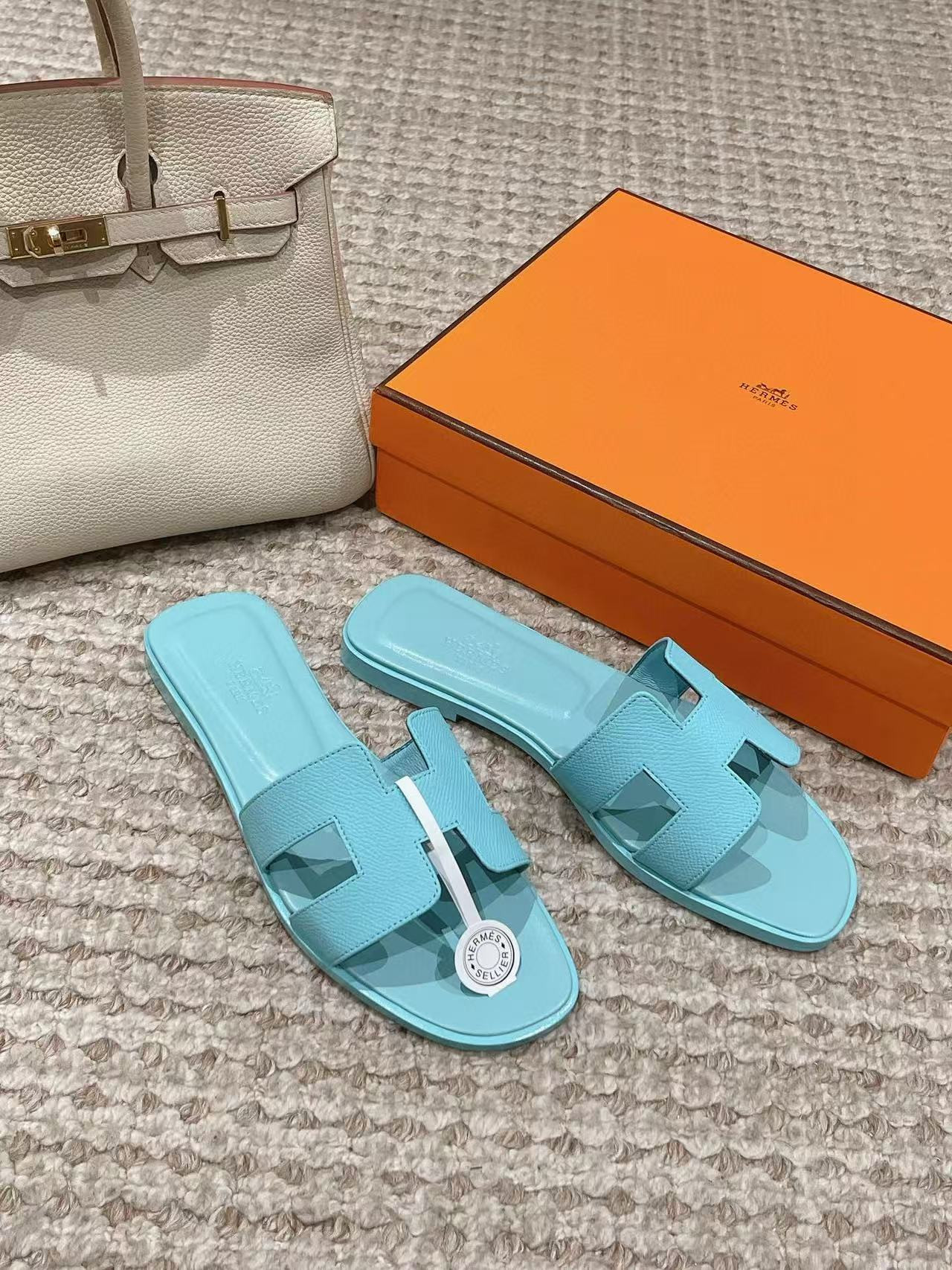 UA H**me5 Oran sandal