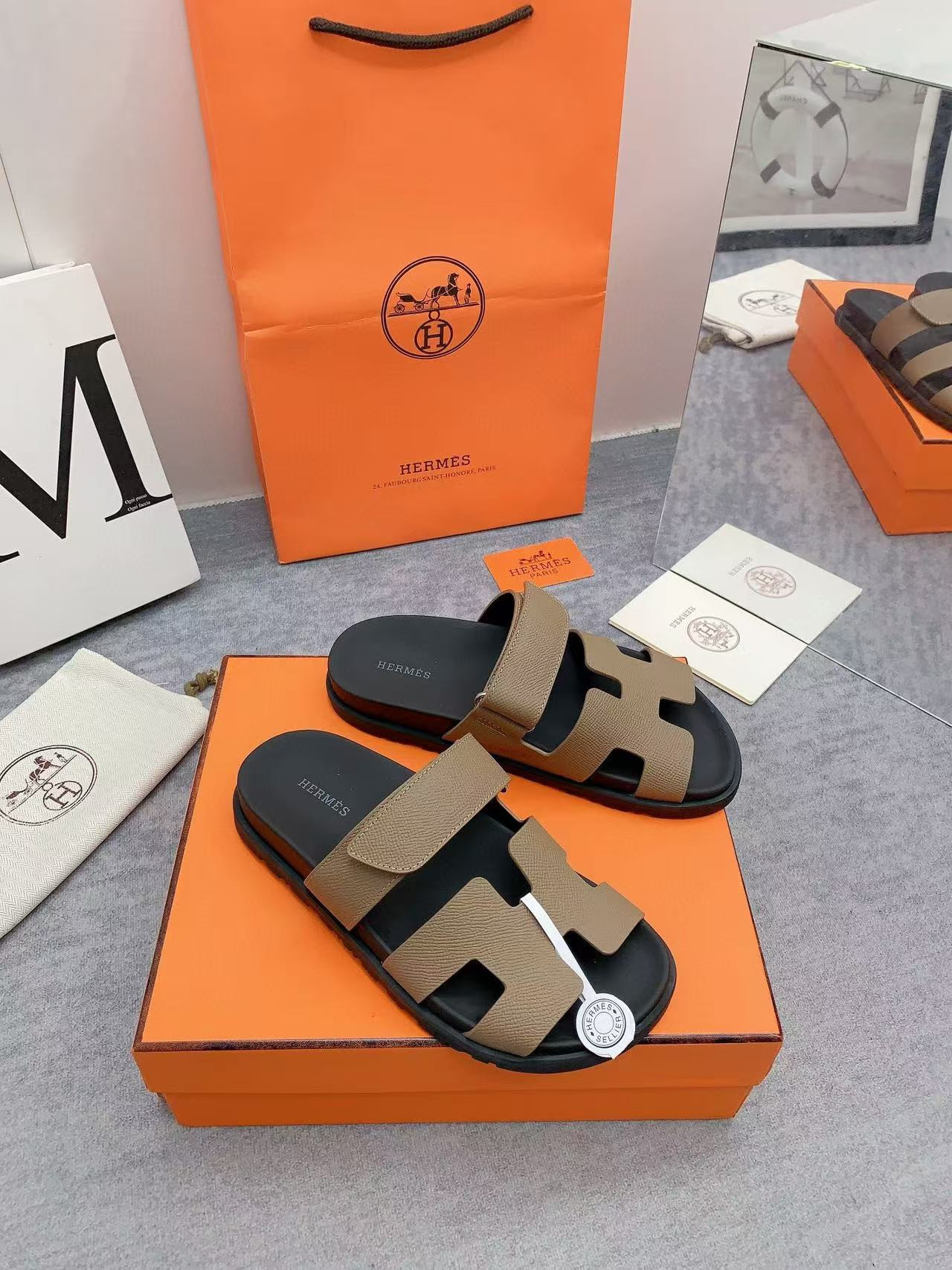 UA H**me5 Chypre sandal