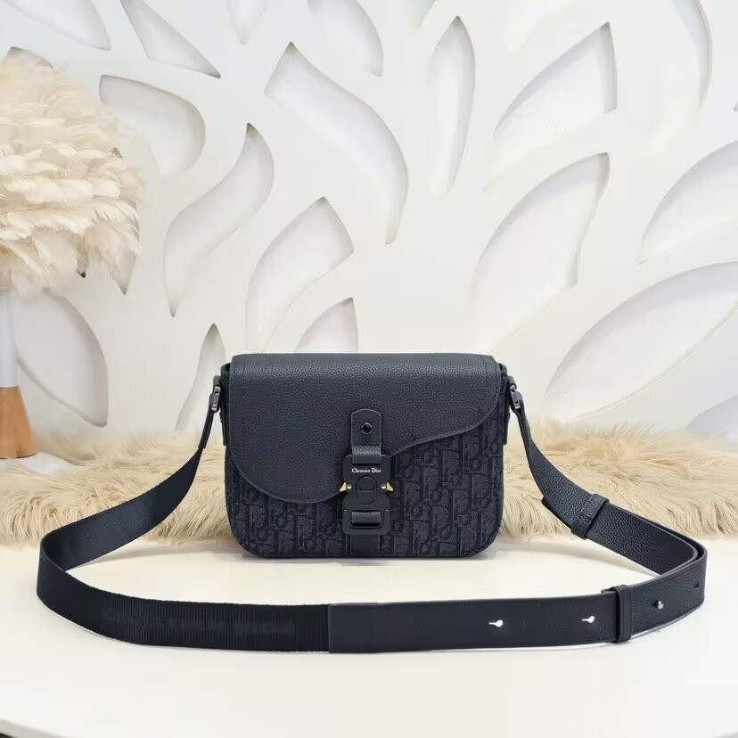 D10r Saddle Messenger Bag with Flap 23 x18 x6cm