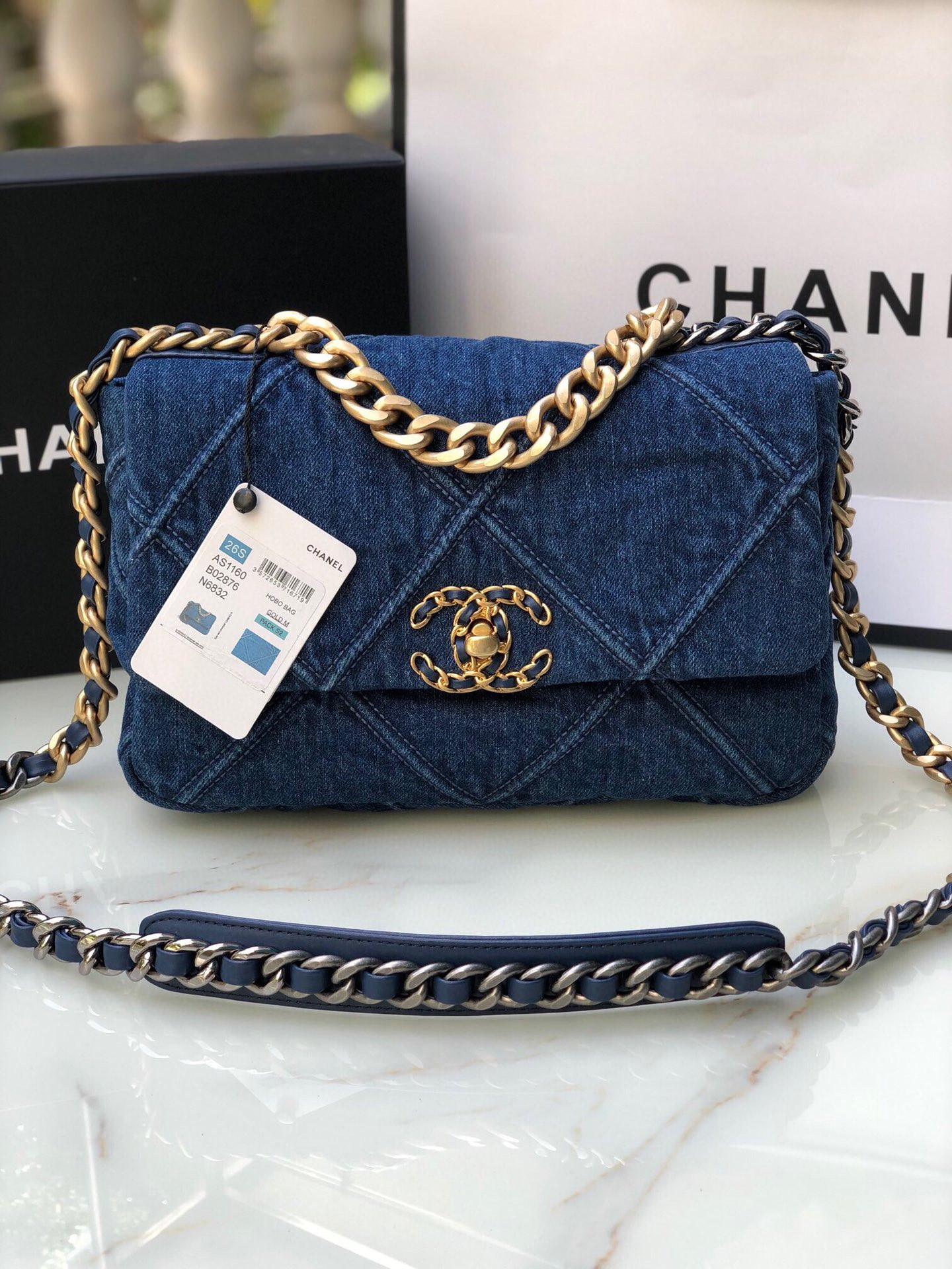 Ch**el 19 HANDBAG Ruthenium-Finish Metal Navy 6.2 × 10.1 × 3.5 in