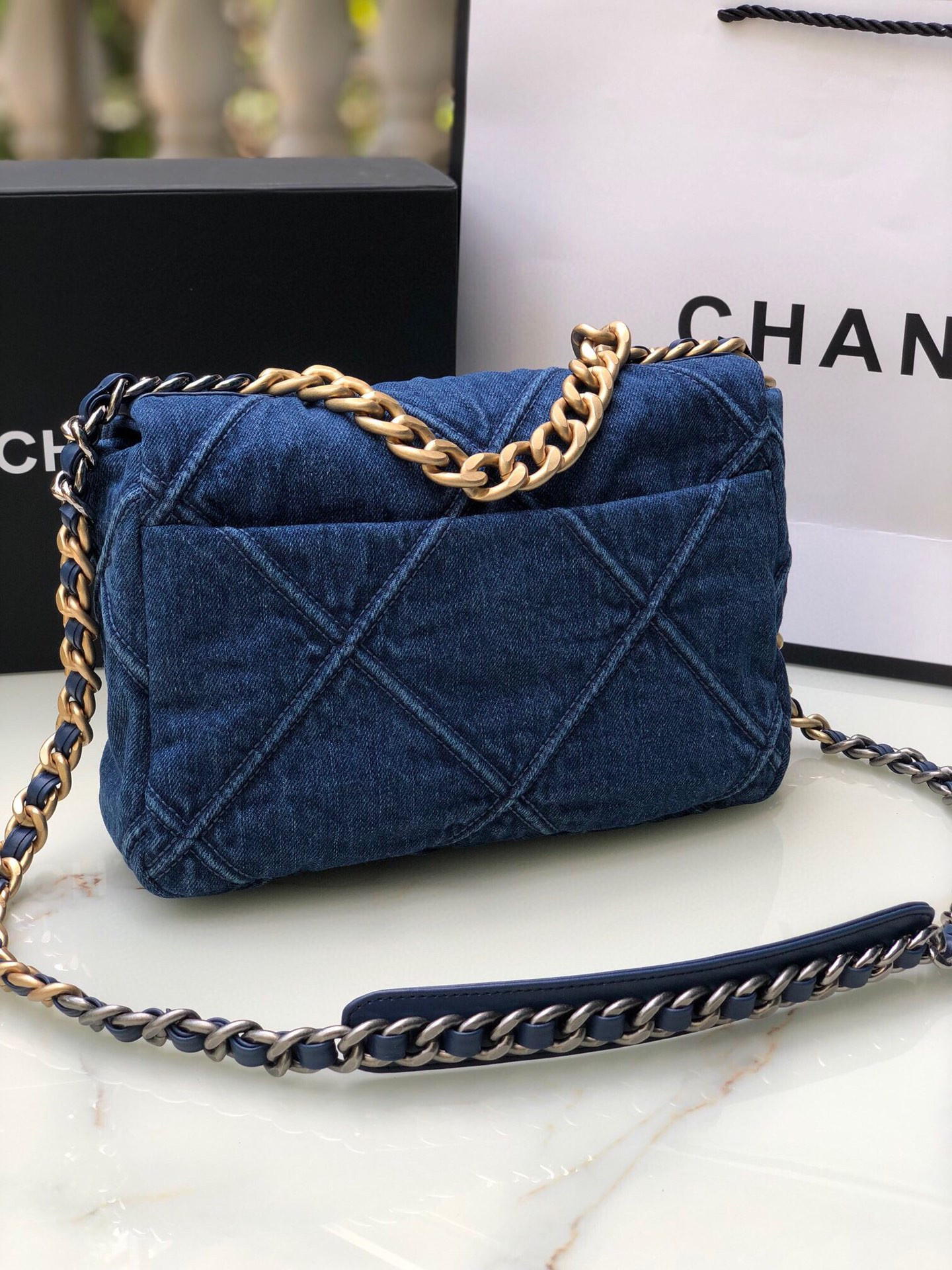 Ch**el 19 HANDBAG Ruthenium-Finish Metal Navy 6.2 × 10.1 × 3.5 in
