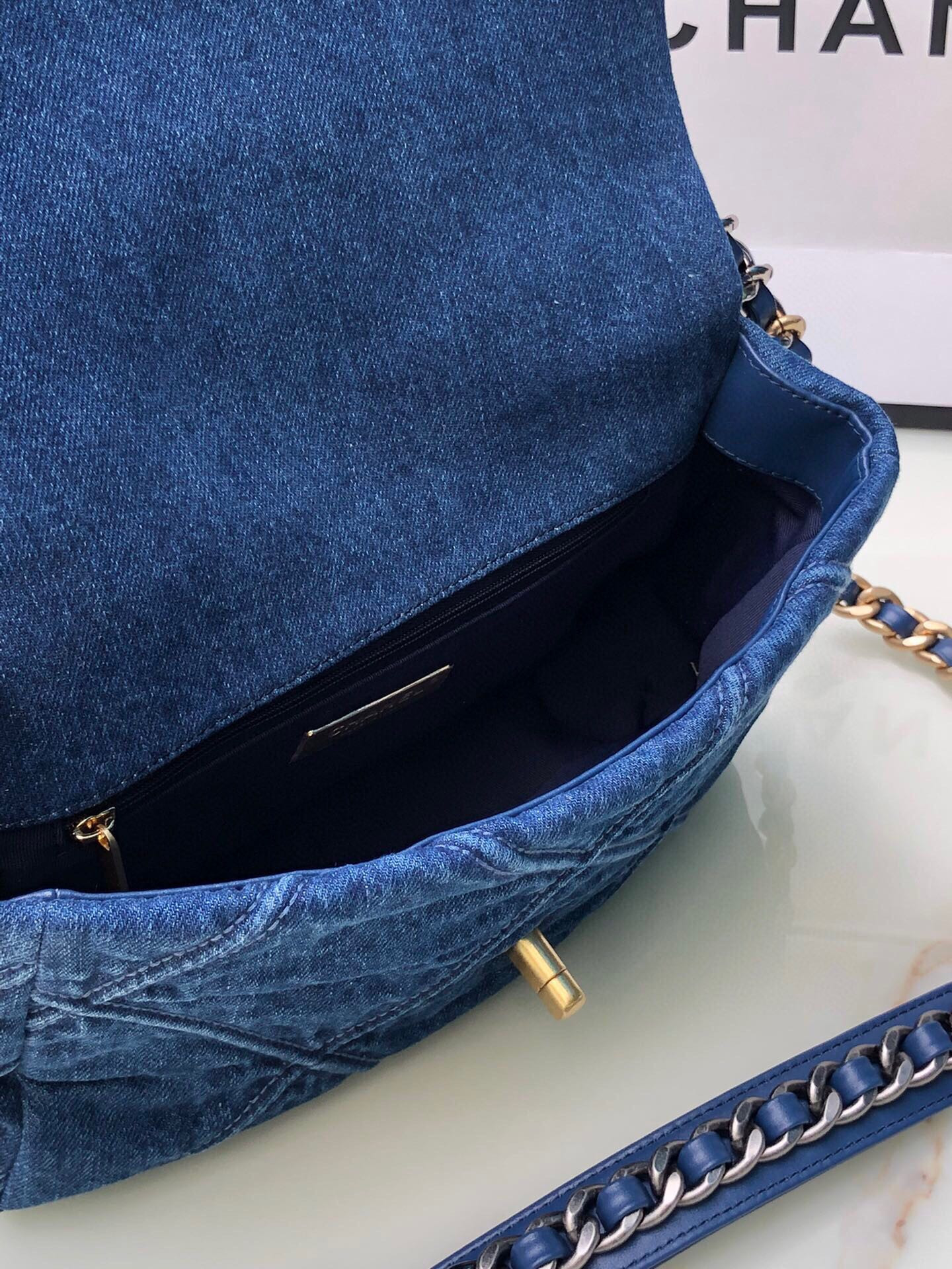 Ch**el 19 HANDBAG Ruthenium-Finish Metal Navy 6.2 × 10.1 × 3.5 in