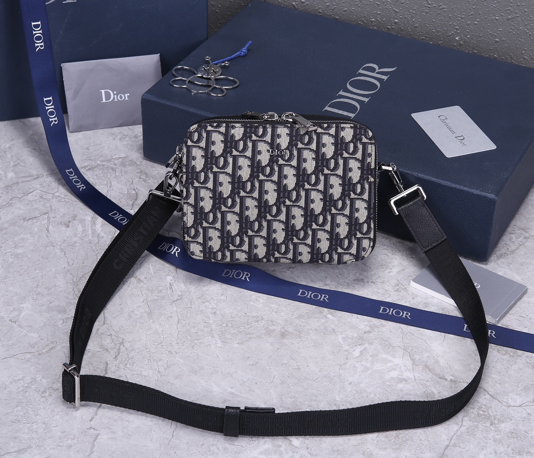 D10r Zipped Pouch with Strap 17×12.5×6cm