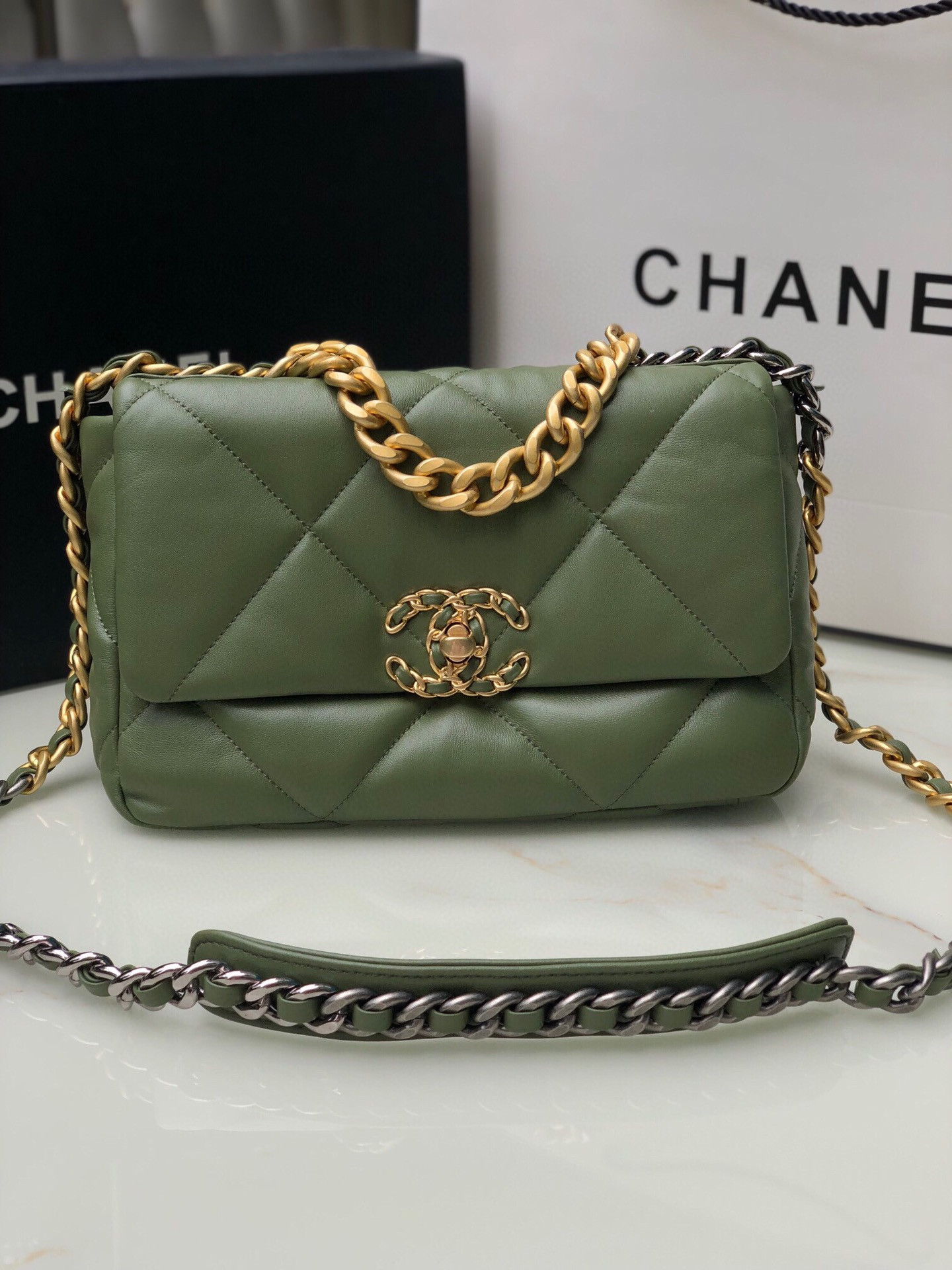Ch**el 19 HANDBAG Shiny Leather, Gold-Tone 16×26×9cm