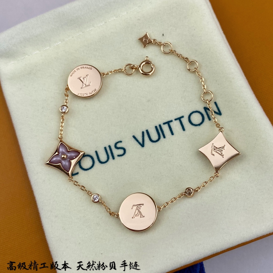 L0vis Vvtt0n Four-Flower Natural Pink Shell Bracelet