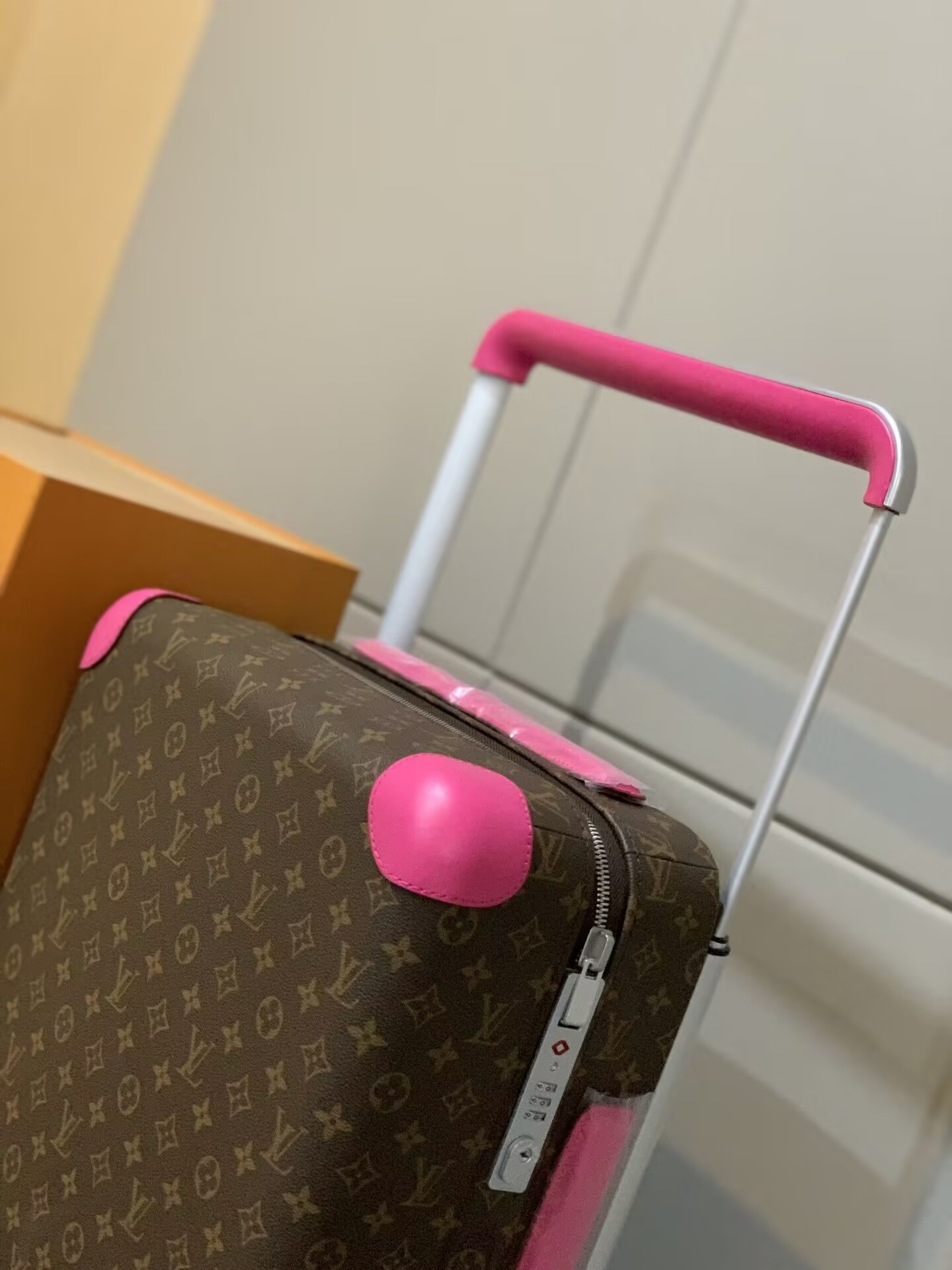 L0vis Vvtt0n LV Horizon 55 Colormania Fuchsia M46780 15 x 21.7 x 8.3 inches
