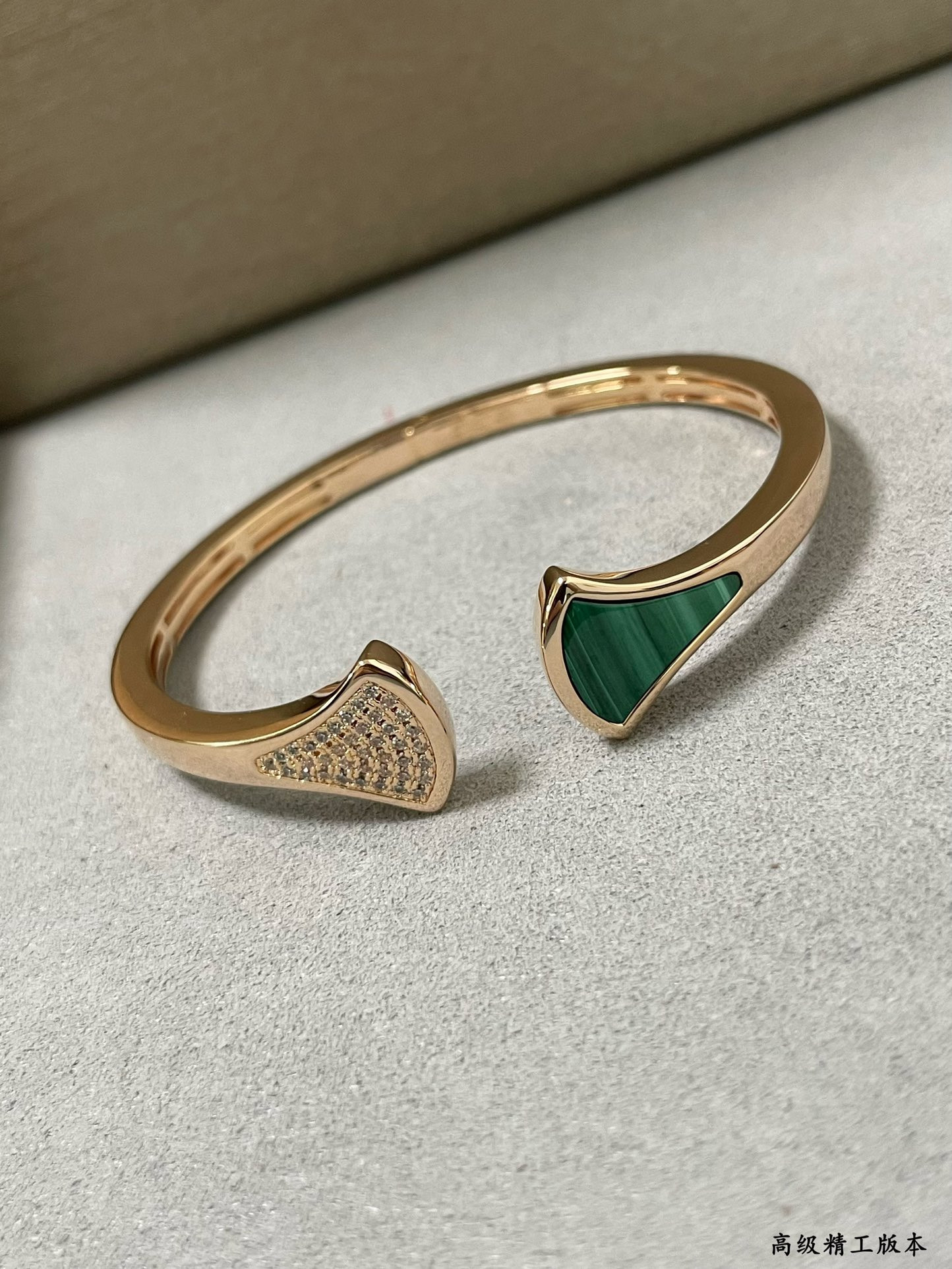 Bv1g*ai Natural Malachite Scalloped Skirt Bracelet