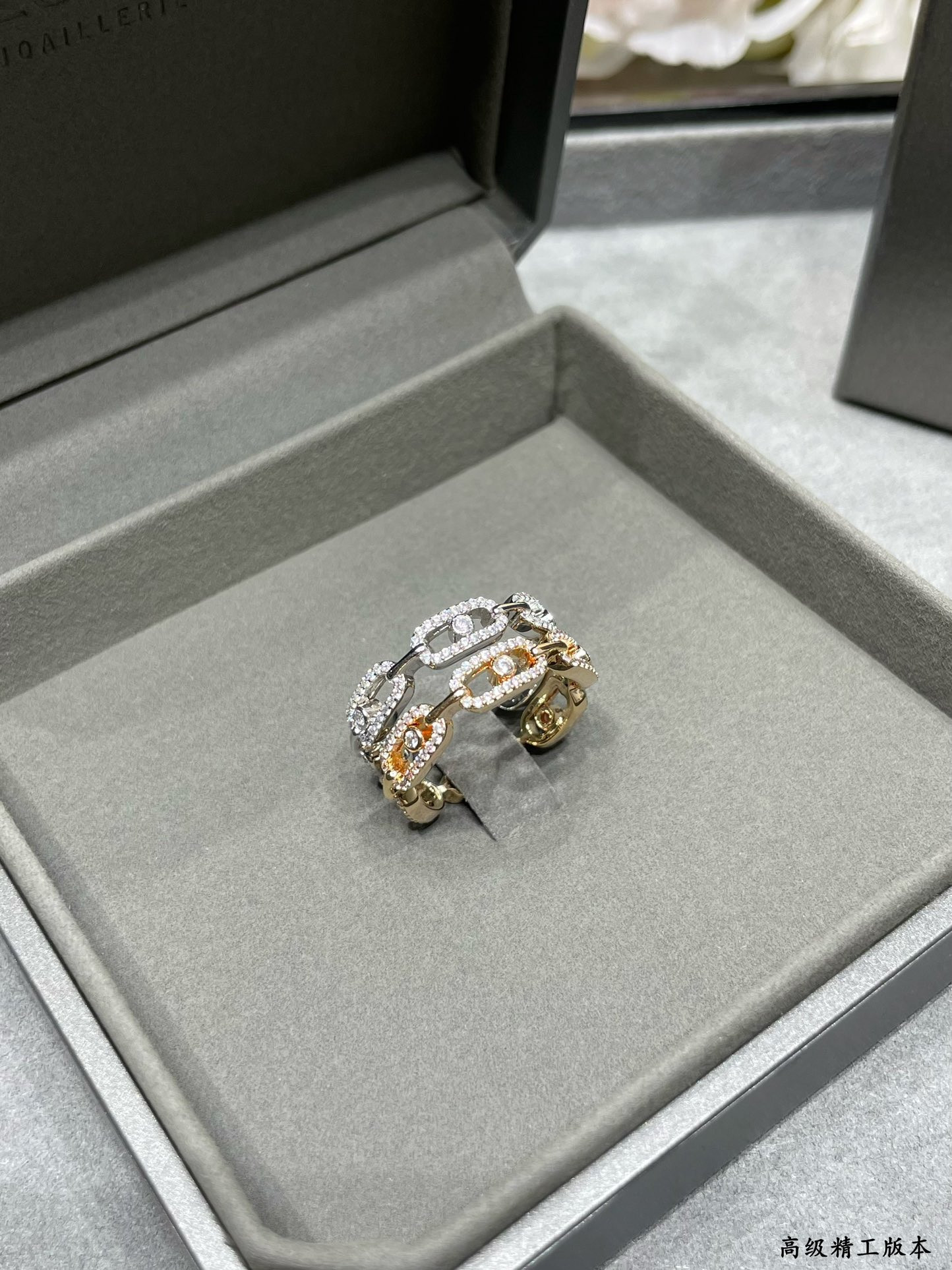 Mes1kaa row d1am0nd moving ring