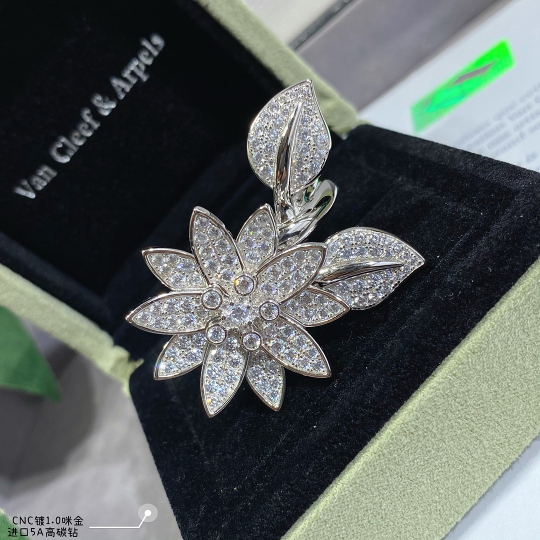 V*n Cl**f & Arpels lotus Ring