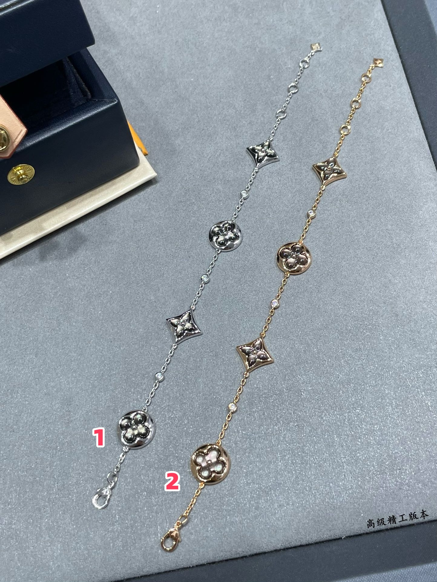 L0vis Vvtt0n Large Four-Flower Natural Gray Mother-of-Pearl Bracelet