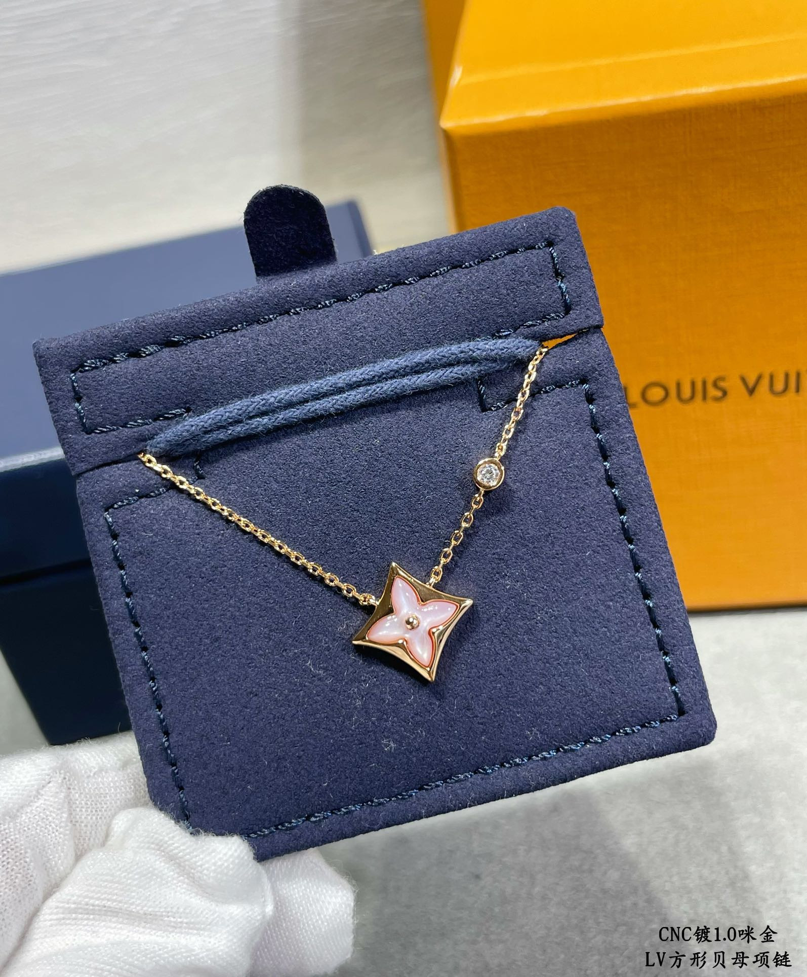 L0vis Vvtt0n Square Mother-of-Pearl Necklace