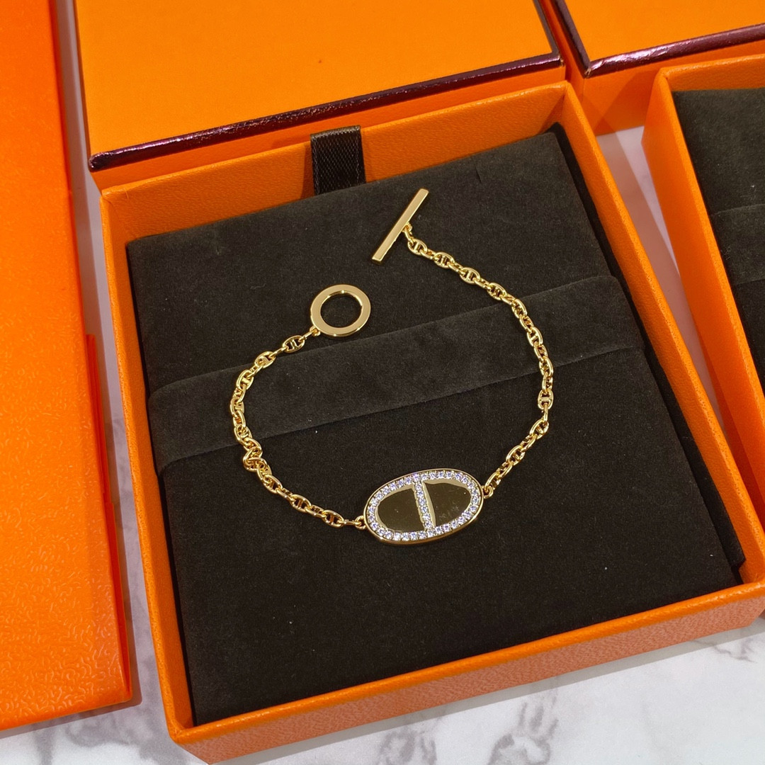 H**me5 Round  H Pendant Bracelet