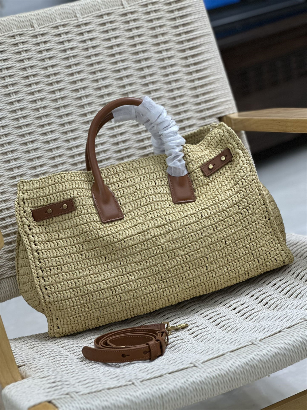 y51 sac de jour medium s*pple in raffia and vegetable-tanned leather naturel and bR1ck