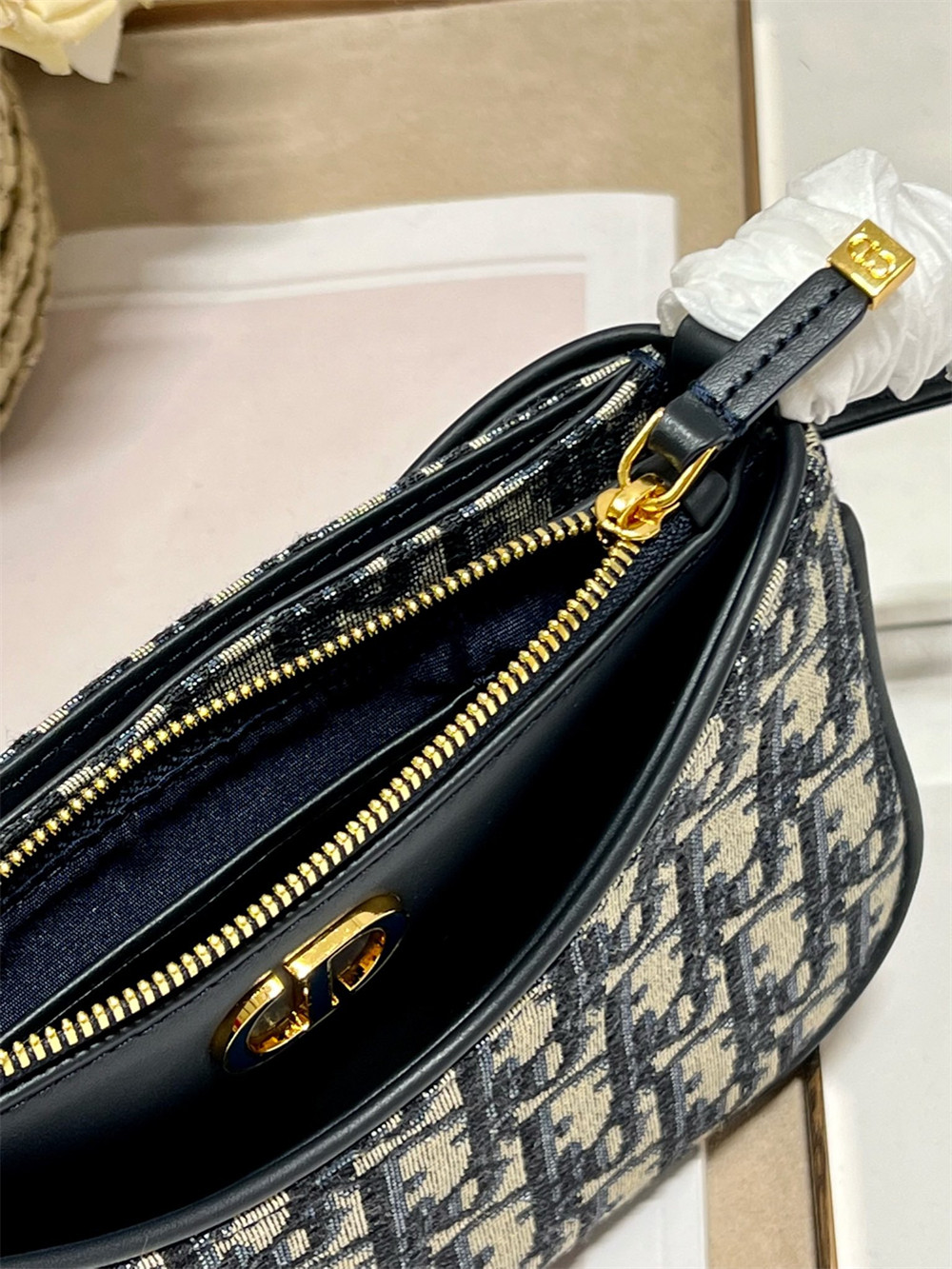 D10r 30 MONTAIGNE AVENUE BAG Blue D10r Oblique Jacquard 22.5 x 12.5 x 6.5 cm